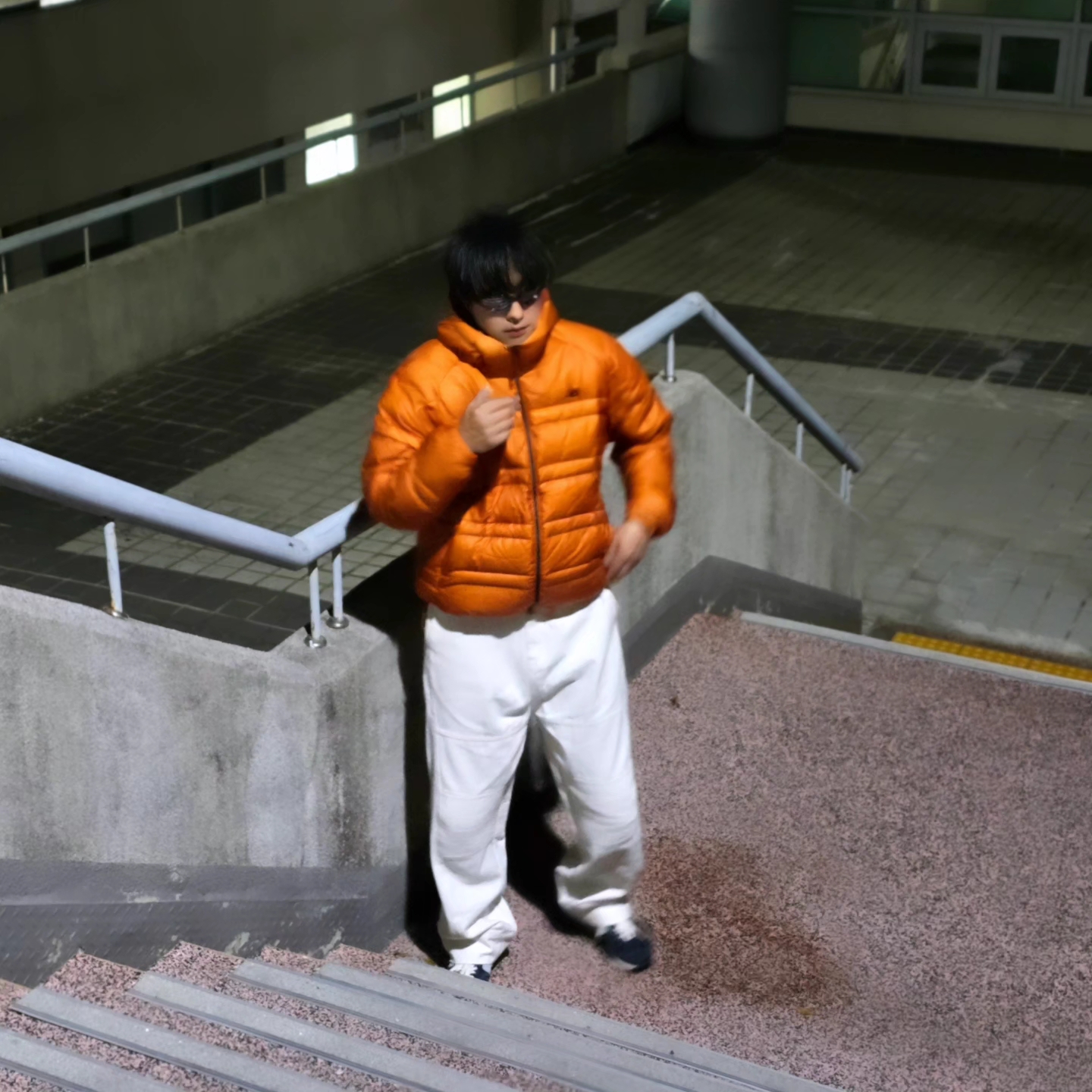 New Balance Flying 77 Superlight Hooded Goose Down Jacket Orange, New Balance x Pottery 574 Premium Hard Navy 착용 스타일 - 2