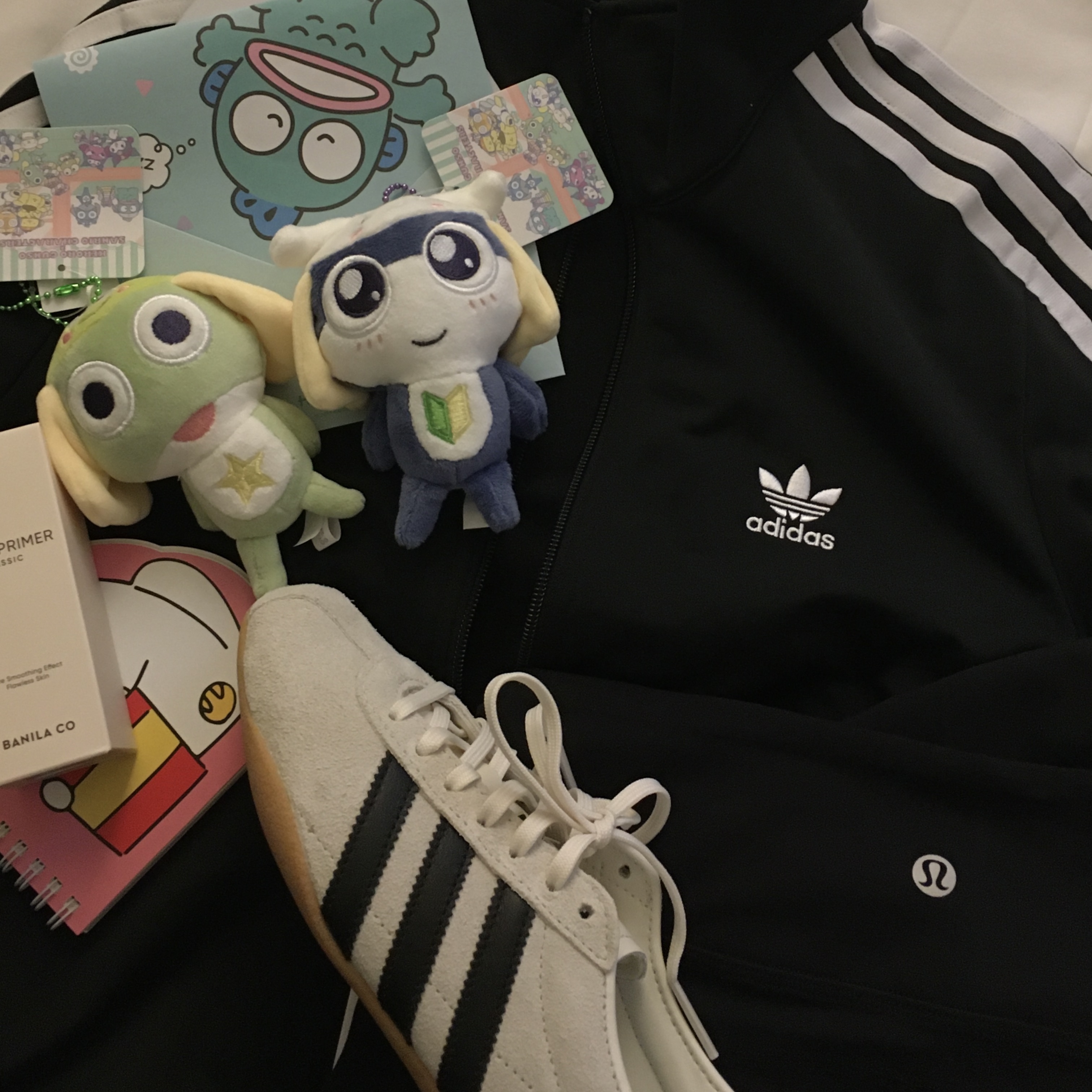 (W) Adidas Tokyo Off White Core Black, (W) Lululemon Groove Super-High-Rise Flare Pants Black 착용 스타일 - 1