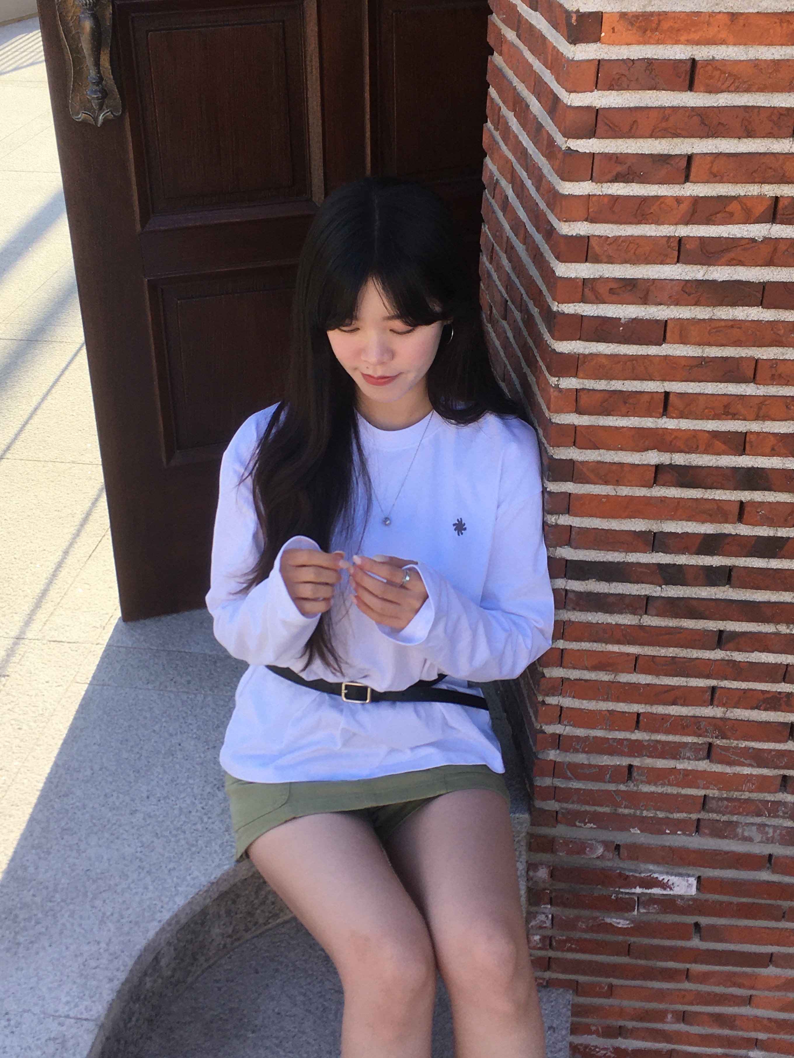 SLOW RECORD HOUSE Fingerhole Crop Long Sleeve White 착용 스타일 - 4