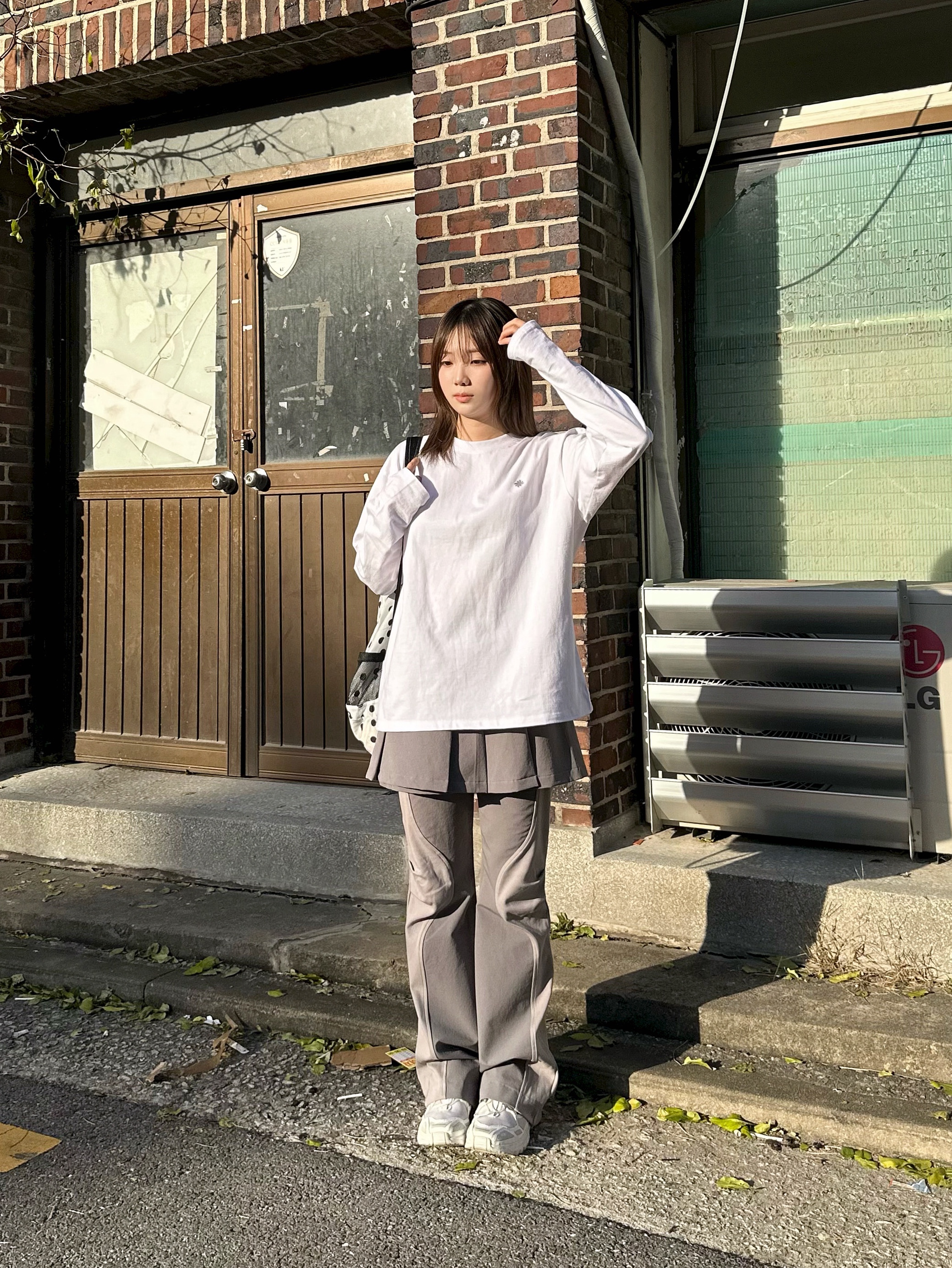 SLOW RECORD HOUSE Fingerhole Crop Long Sleeve White 착용 스타일 - 2