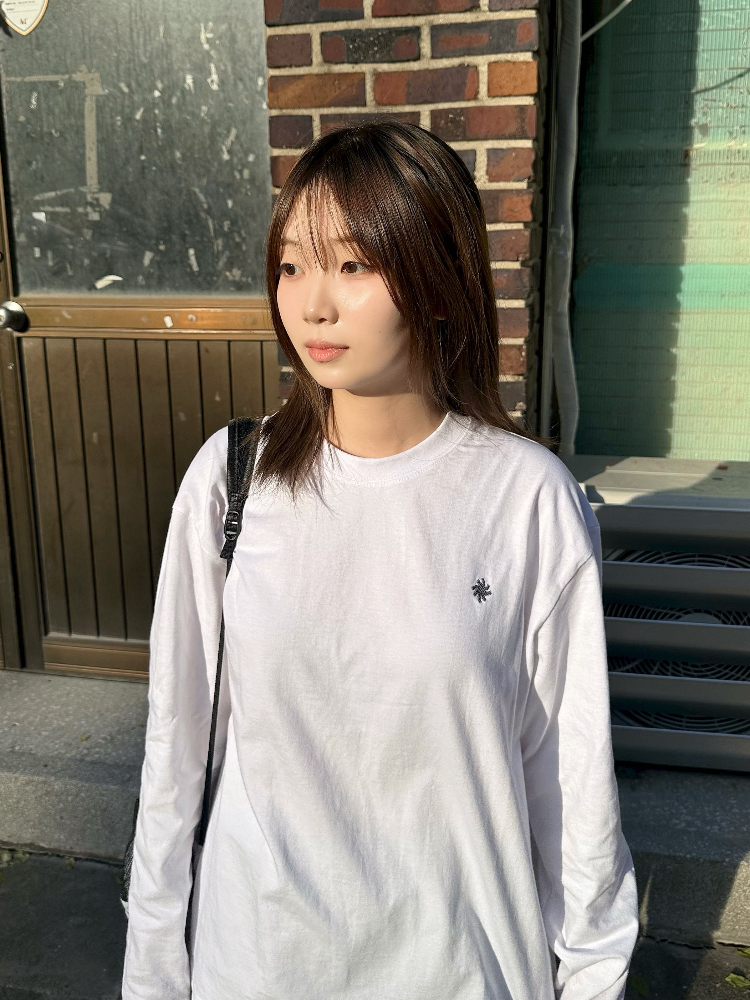 SLOW RECORD HOUSE Fingerhole Crop Long Sleeve White 착용 스타일 - 1