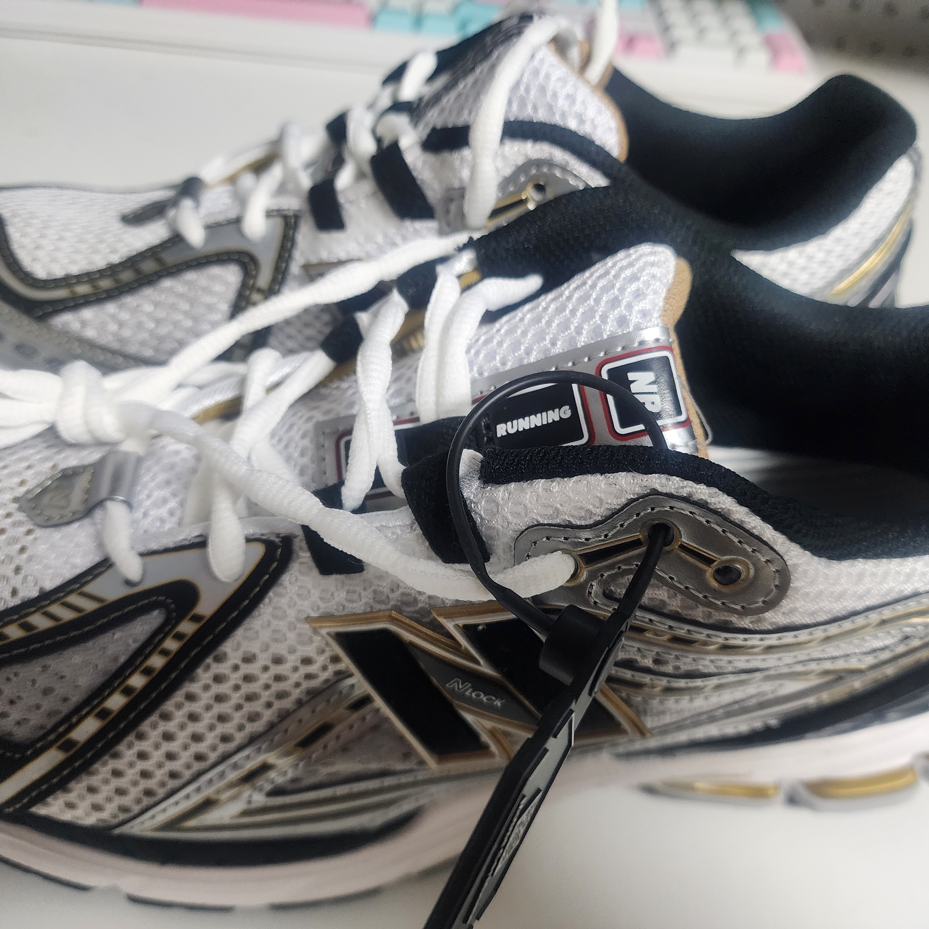 New Balance 1906R White Gold 착용 스타일 - 1