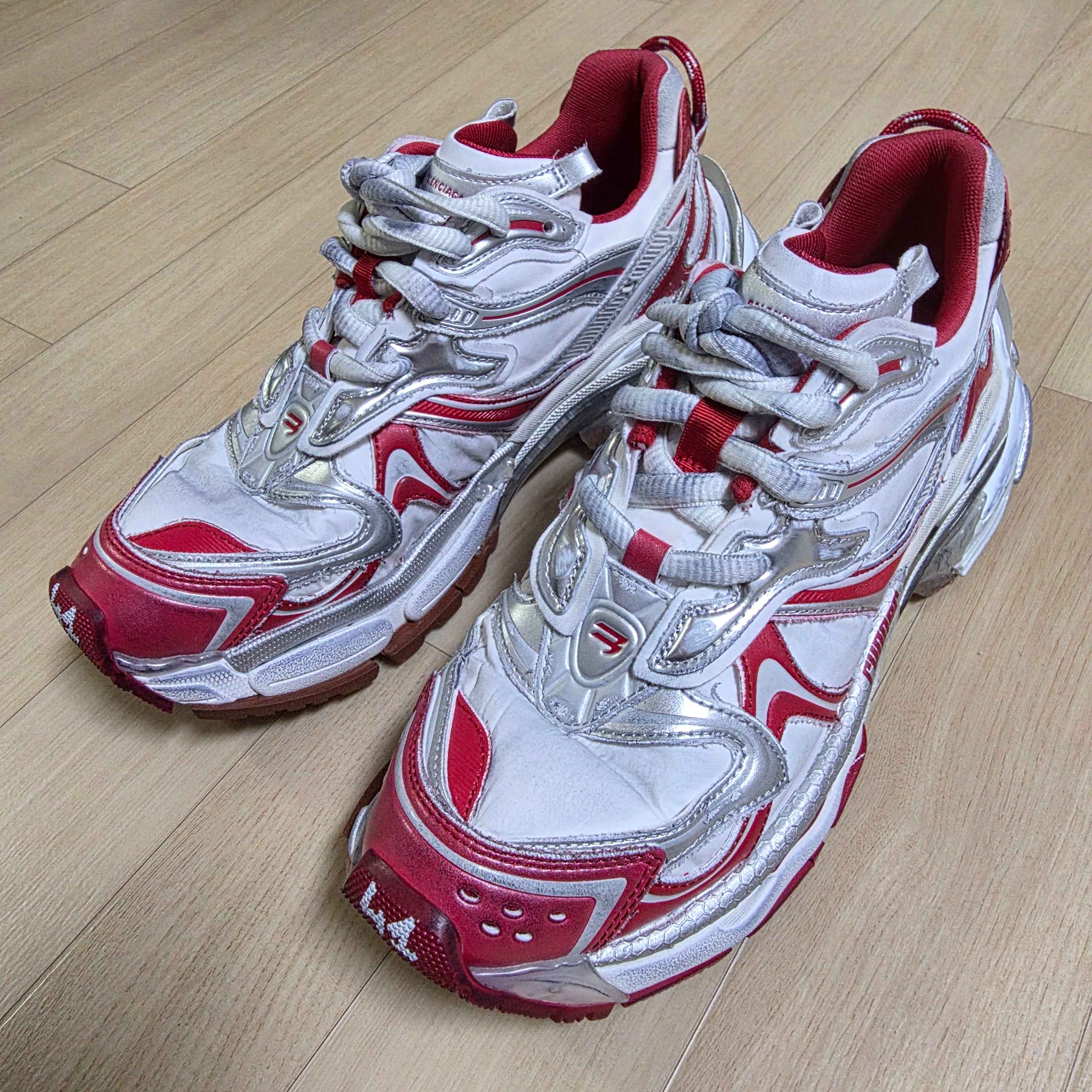 Balenciaga Runner 2.0 Sneakers Off White Red, Balenciaga Ripped Pants Medium Fit Light Blue 착용 스타일 - 1