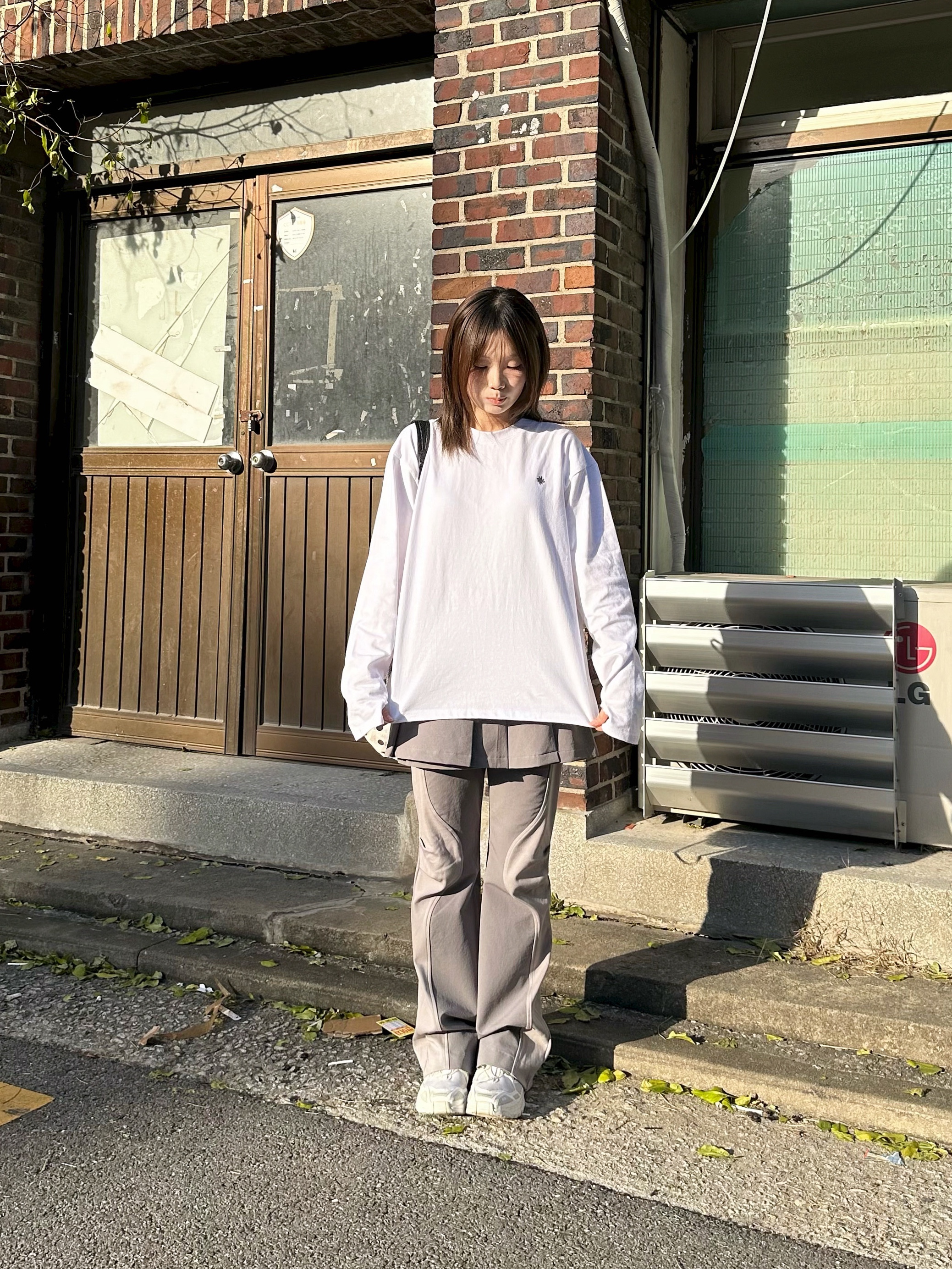 SLOW RECORD HOUSE Fingerhole Crop Long Sleeve White 착용 스타일 - 4