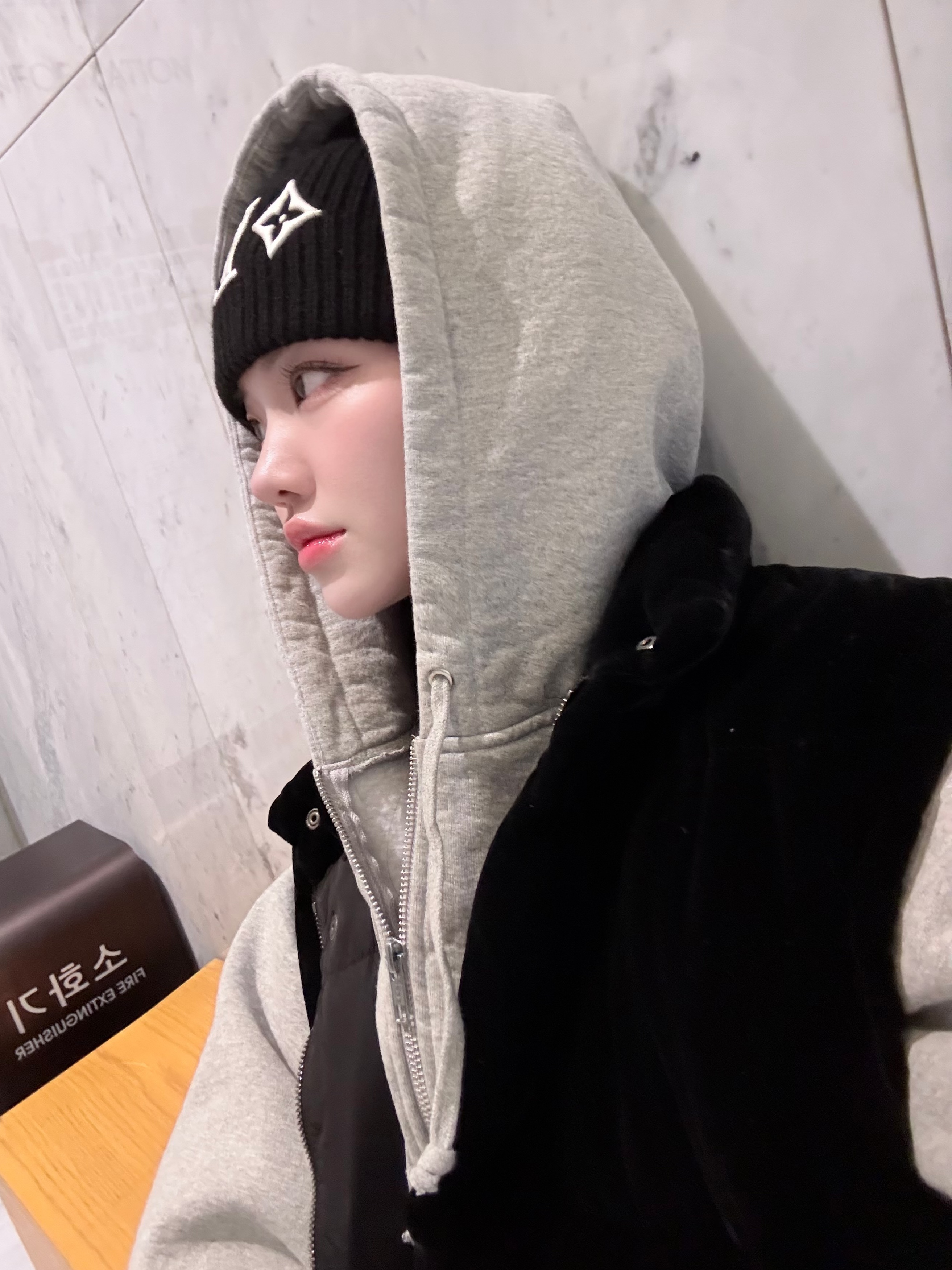 (W) Louis Vuitton Headline Beanie Black, Supreme S Logo Zip Up Hooded Sweatshirt Heather Grey - 25FW 착용 스타일 - 1