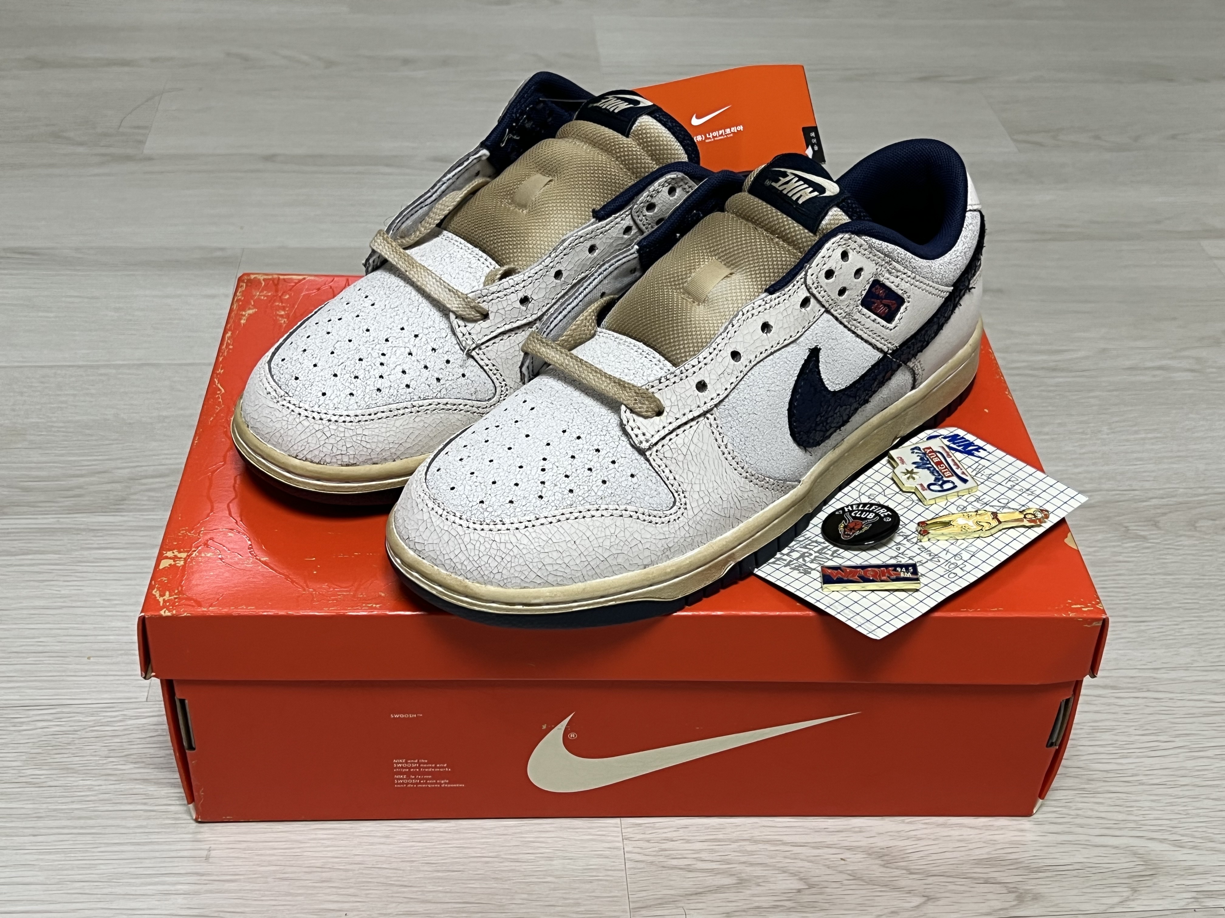 Nike x Stranger Things Dunk Low Phantom and Midnight Navy 착용 스타일