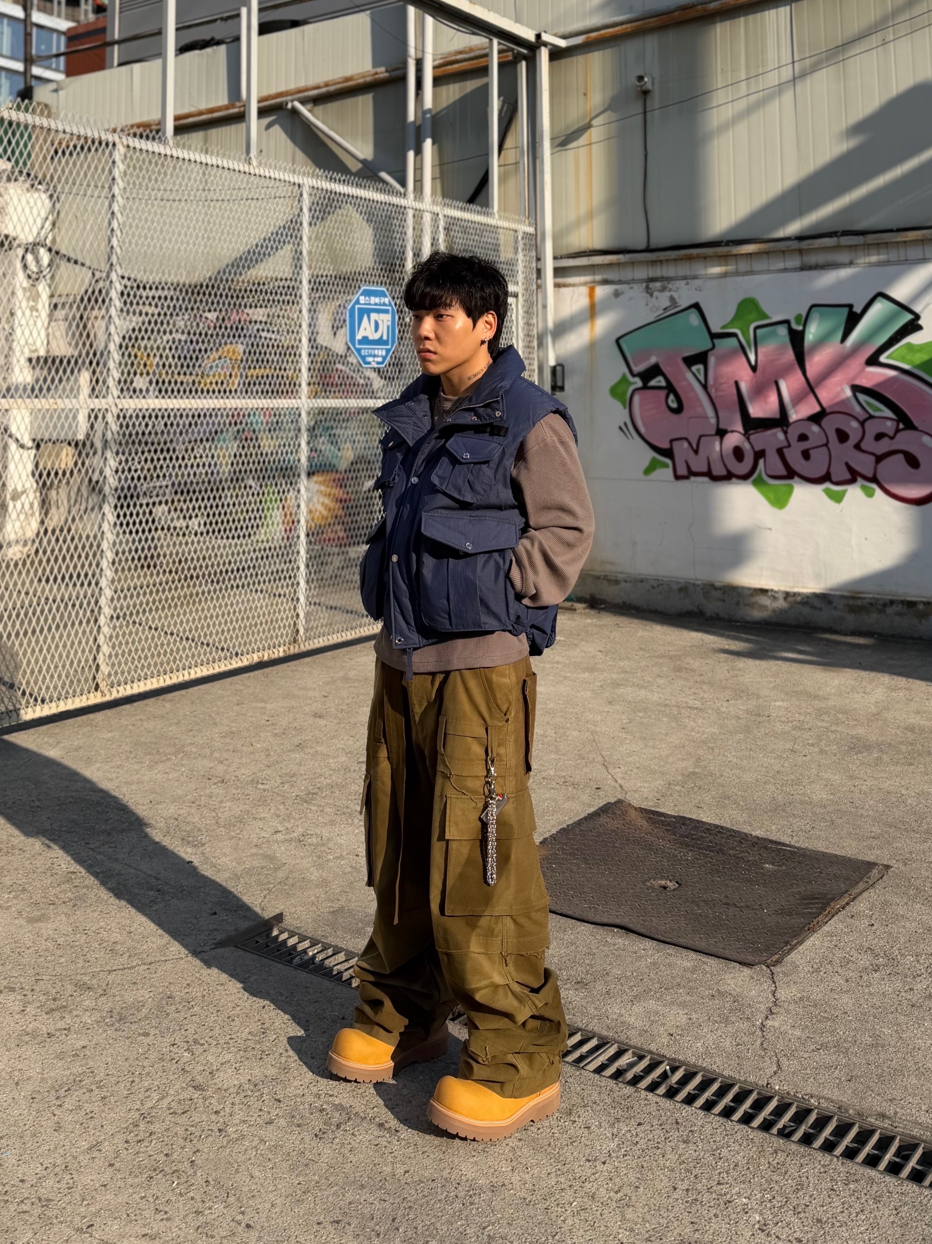 Wapworks Moleskin Belted Cargo Pants Olive Khaki 착용 스타일 - 3