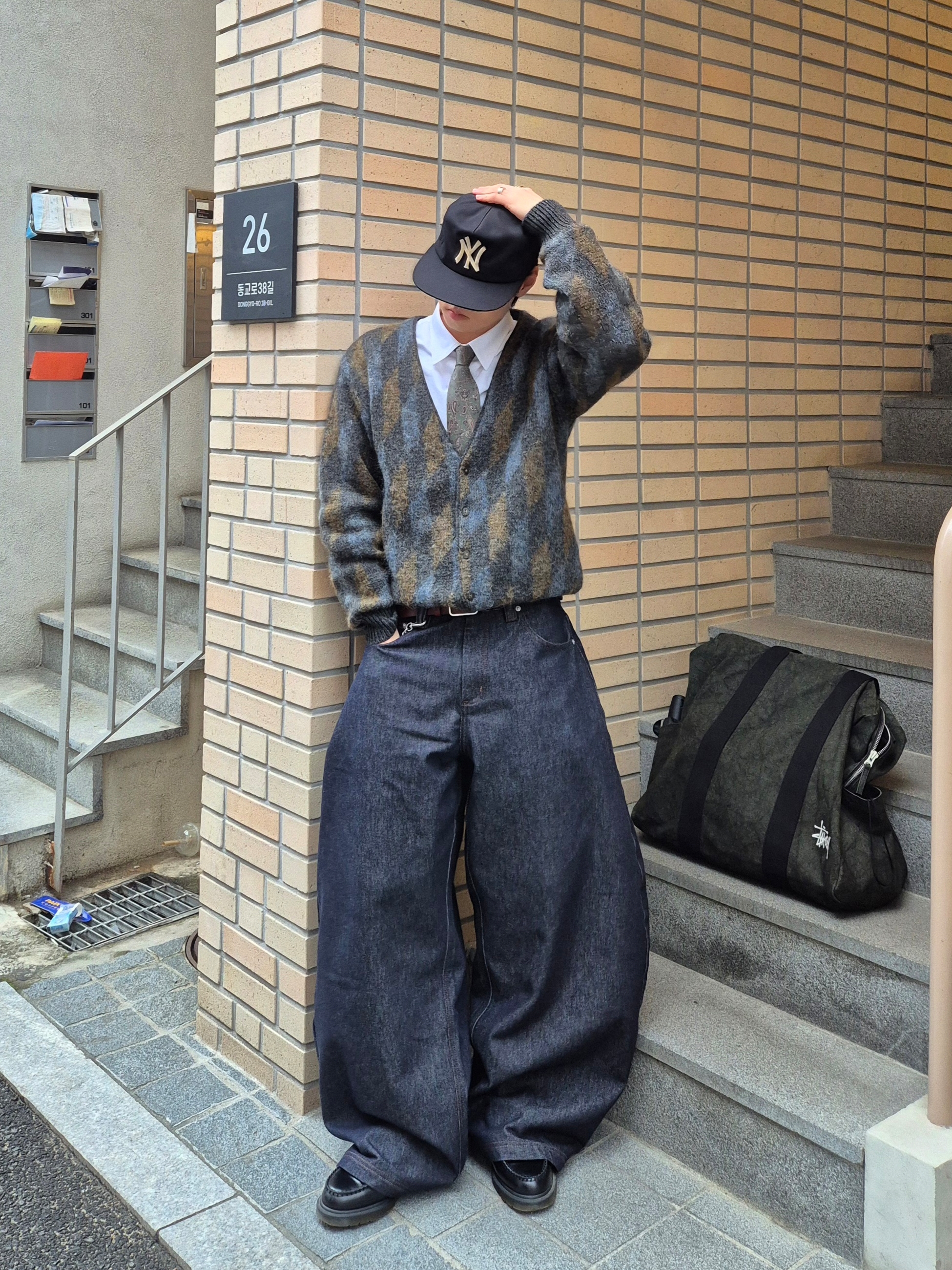 Stussy Canvas Flight Bag Washed Black, Dr. Martens Adrian Smooth Black 착용 스타일 - 4