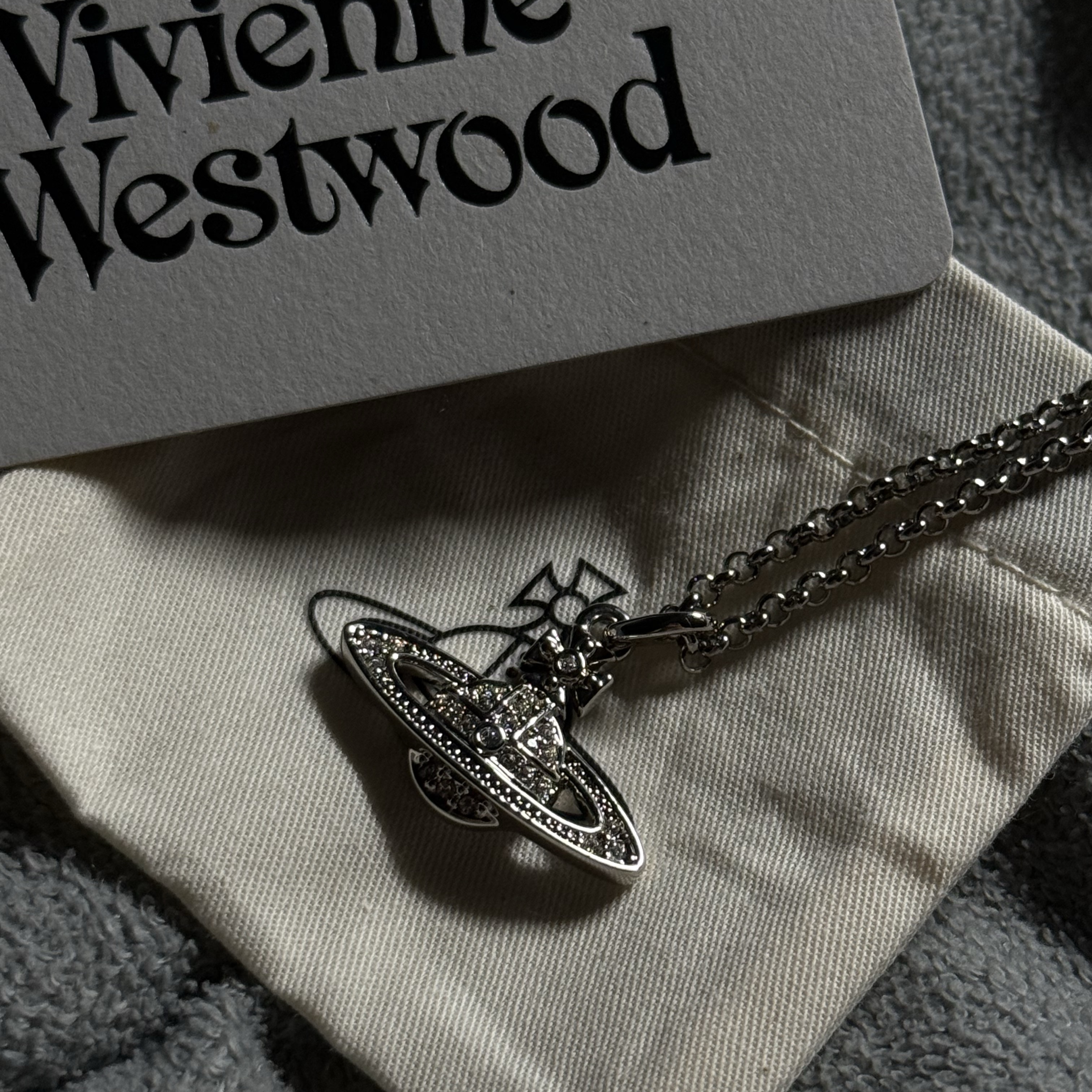 Vivienne Westwood Mini Bas Relief Pendant Silver 착용 스타일