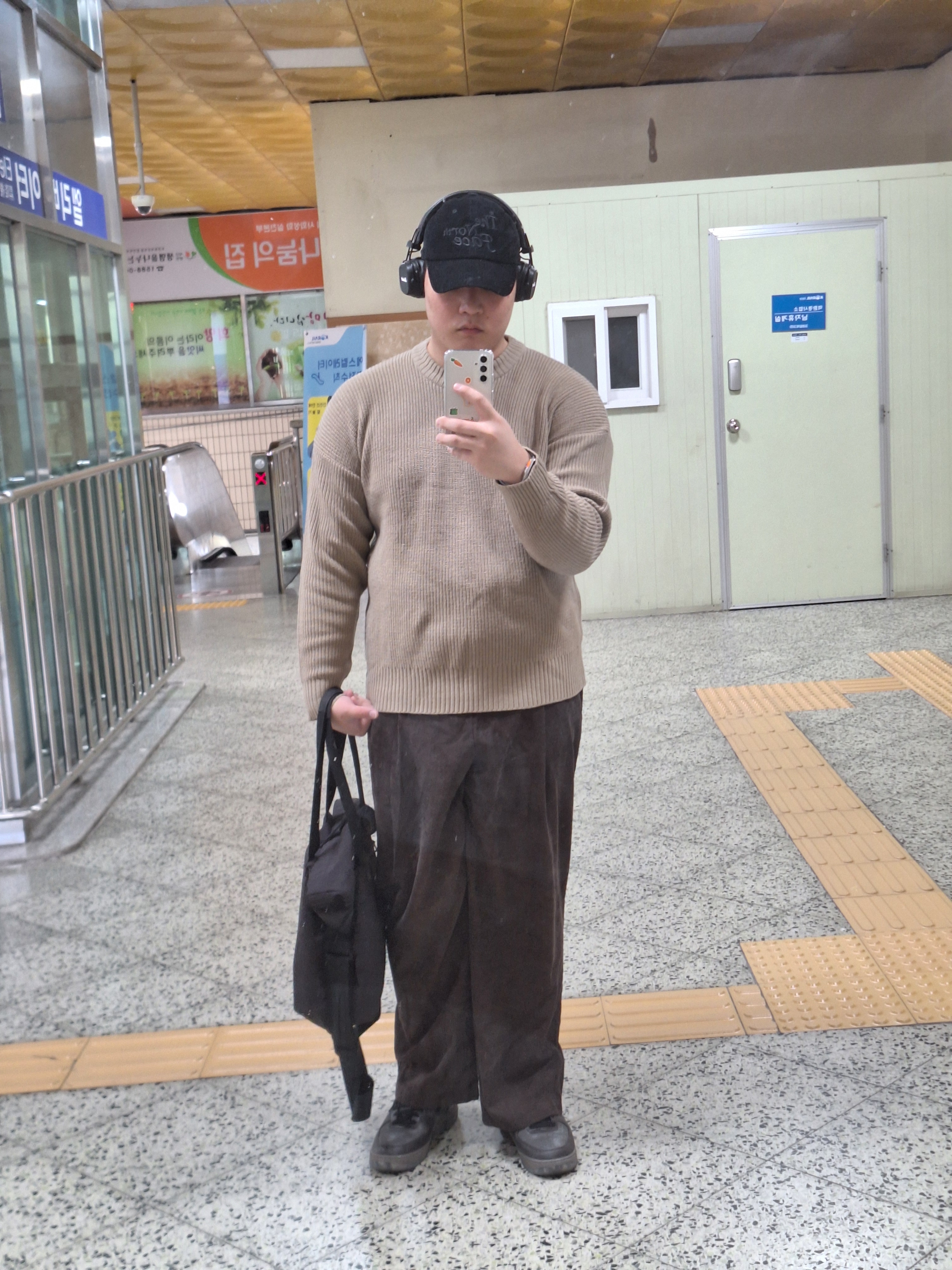 Nike Air Force 1 Low Black Tea and Petra Brown, Uniqlo U Roll Bag Black 착용 스타일