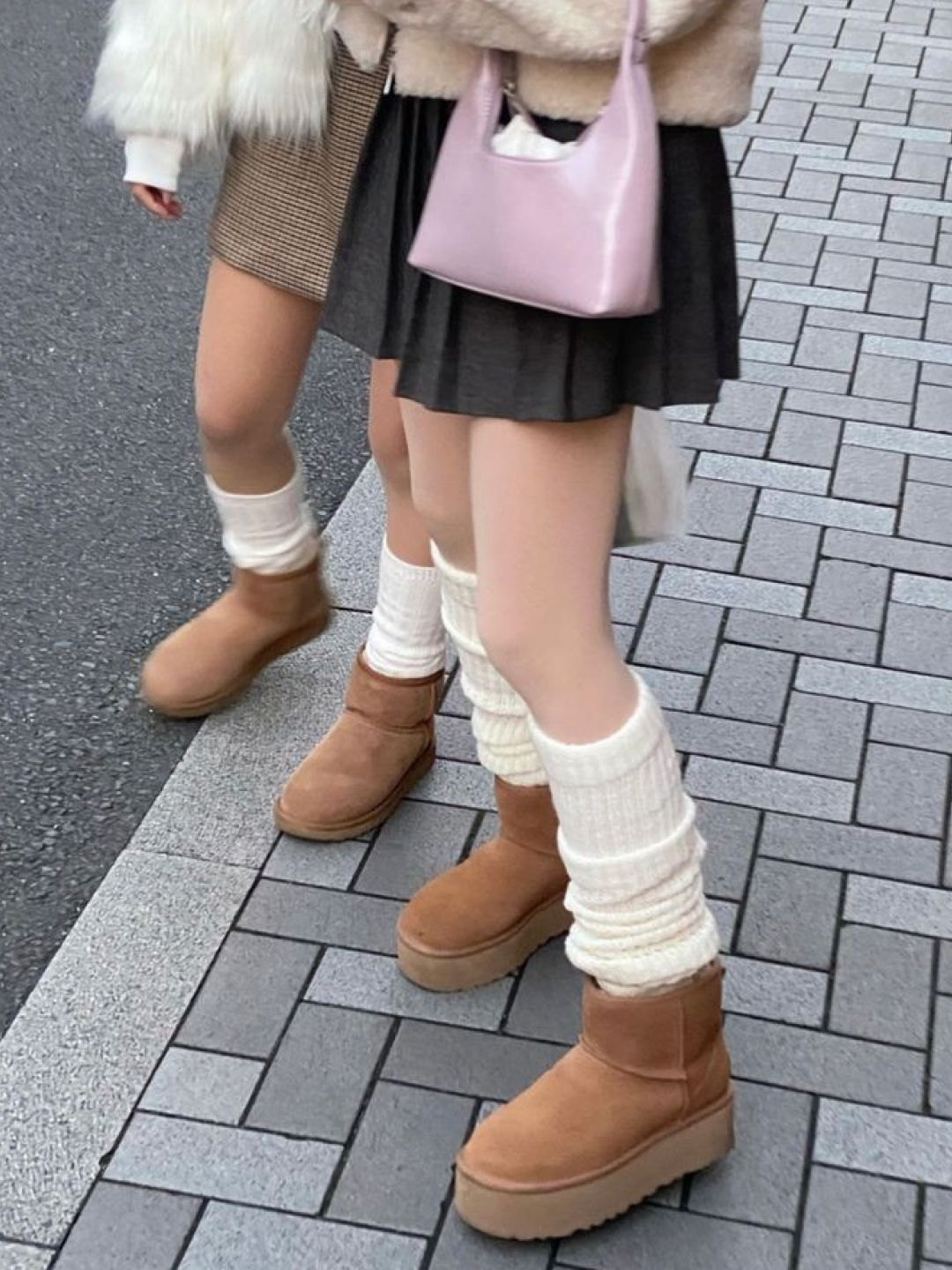 (W) UGG Classic Ultra Mini Platform Boots Chestnut, UGG Tasman Slipper Sand Santorini 착용 스타일 - 4