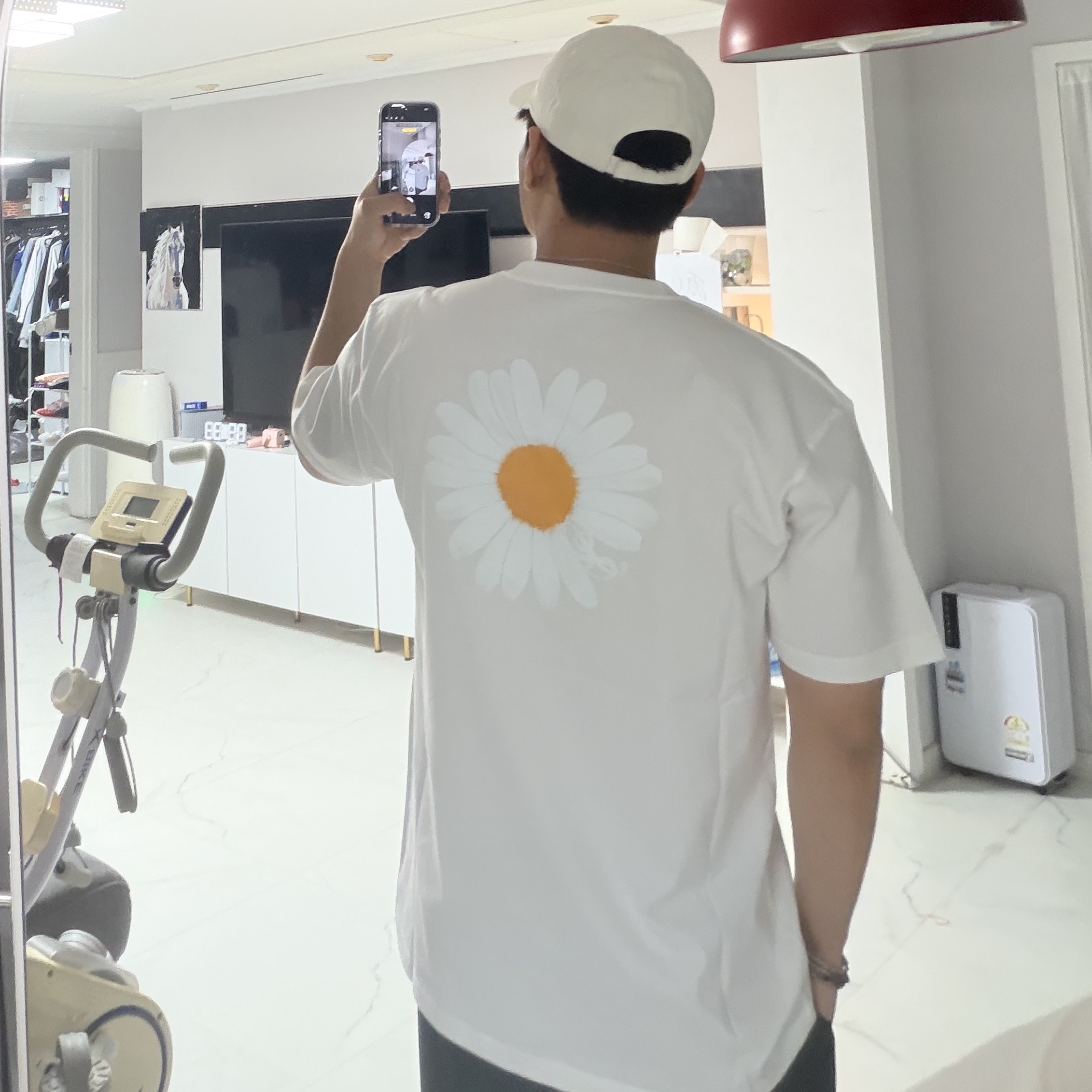 Peaceminusone x 2025 MAMA Awards Peacemamaone T-Shirt White 착용 스타일