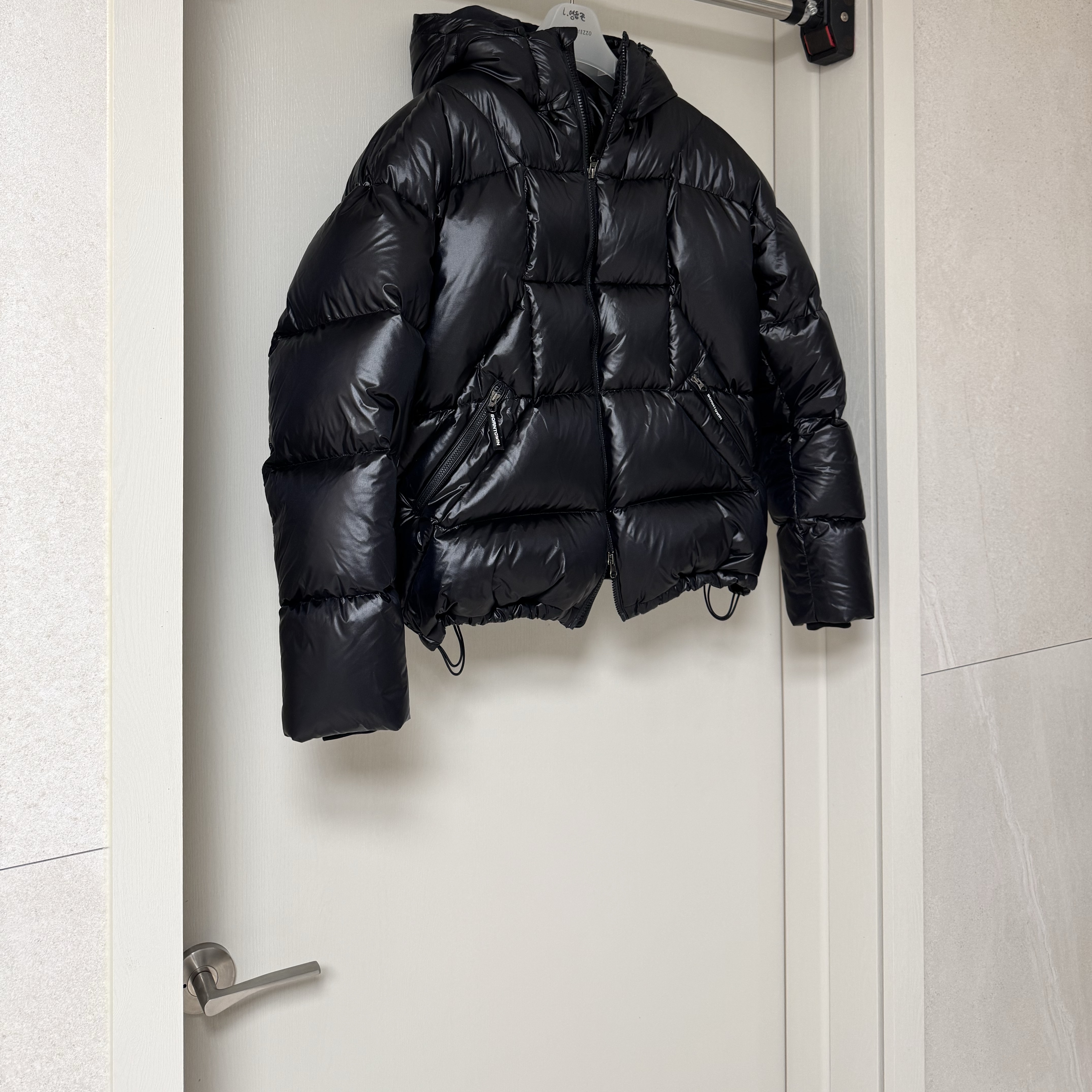BORN TO WIN Silver B Ripstop Puffer Down Black 착용 스타일 - 1