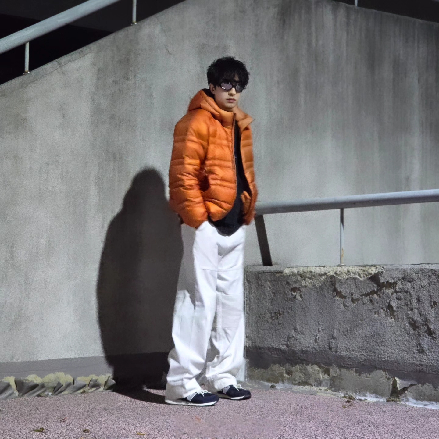 New Balance Flying 77 Superlight Hooded Goose Down Jacket Orange, New Balance x Pottery 574 Premium Hard Navy 착용 스타일 - 1