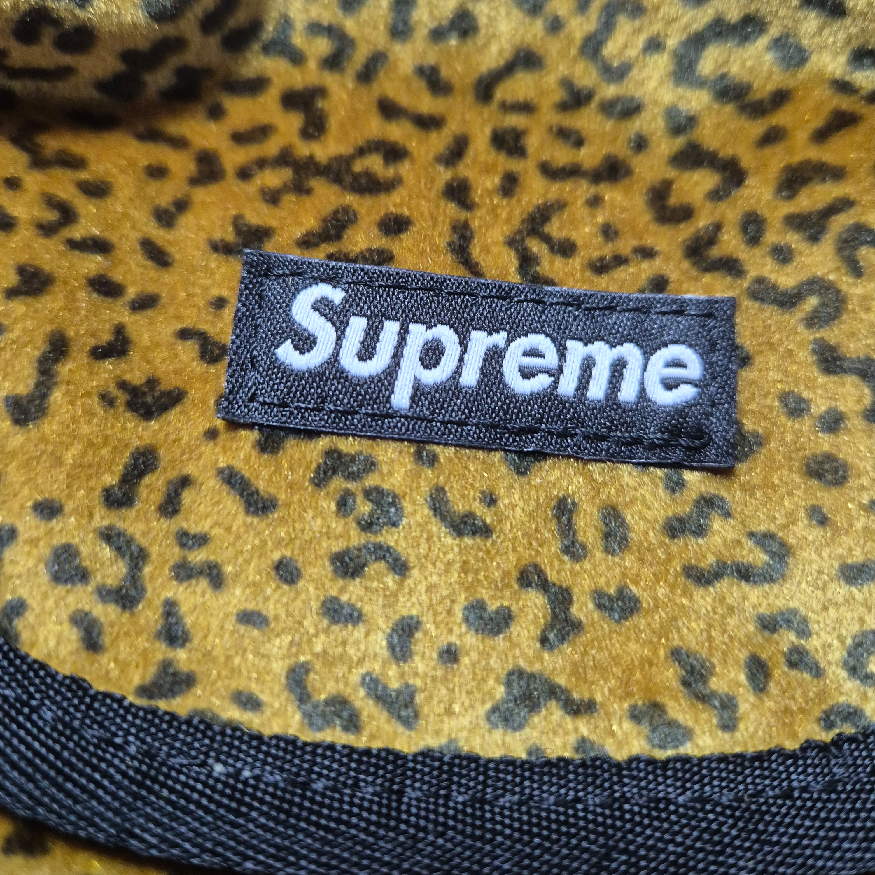 Supreme Velvet Mini Pouch Tan Leopard - 25FW 착용 스타일 - 1