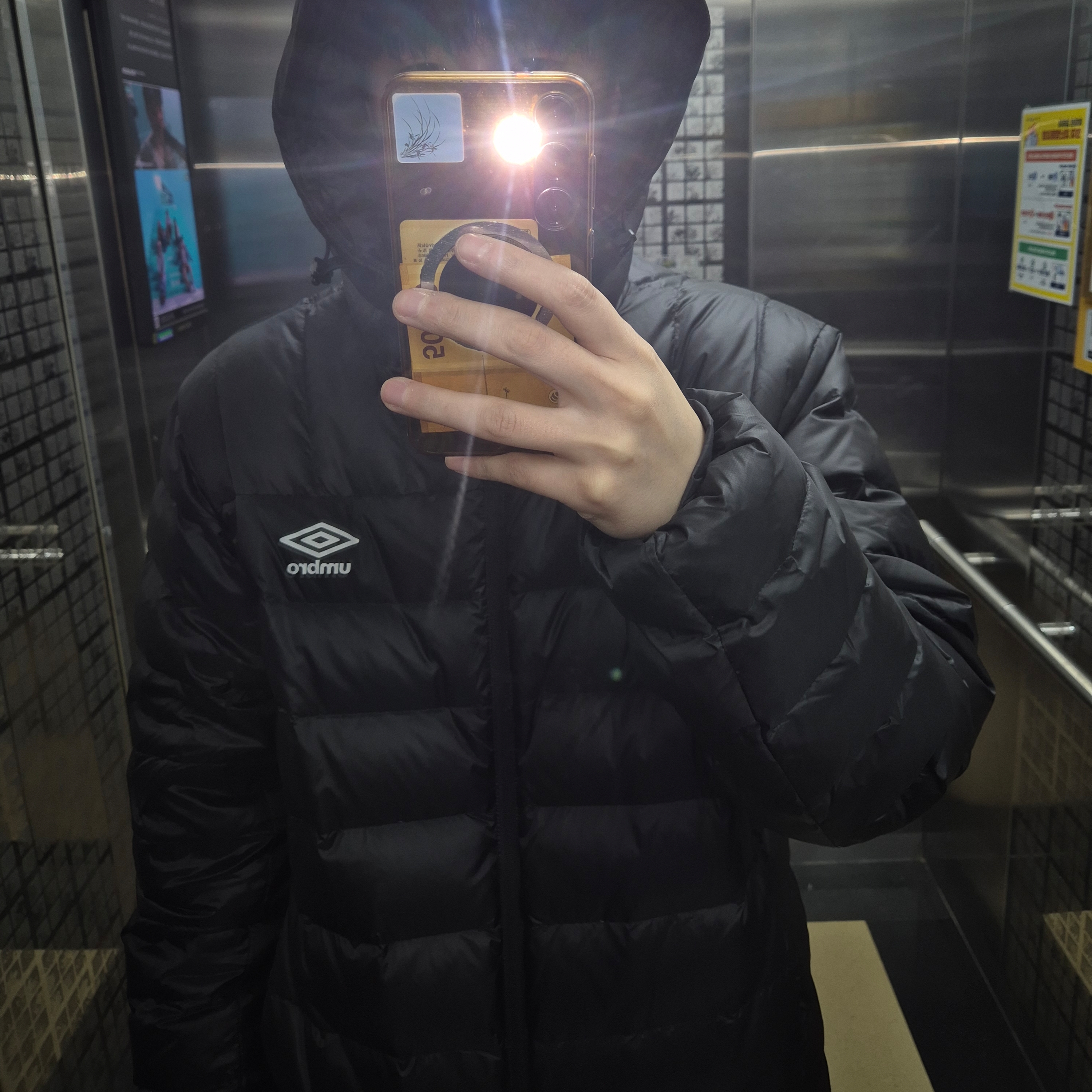 Umbro Featherflex Light Weight Hooded Down Jacket Black 착용 스타일