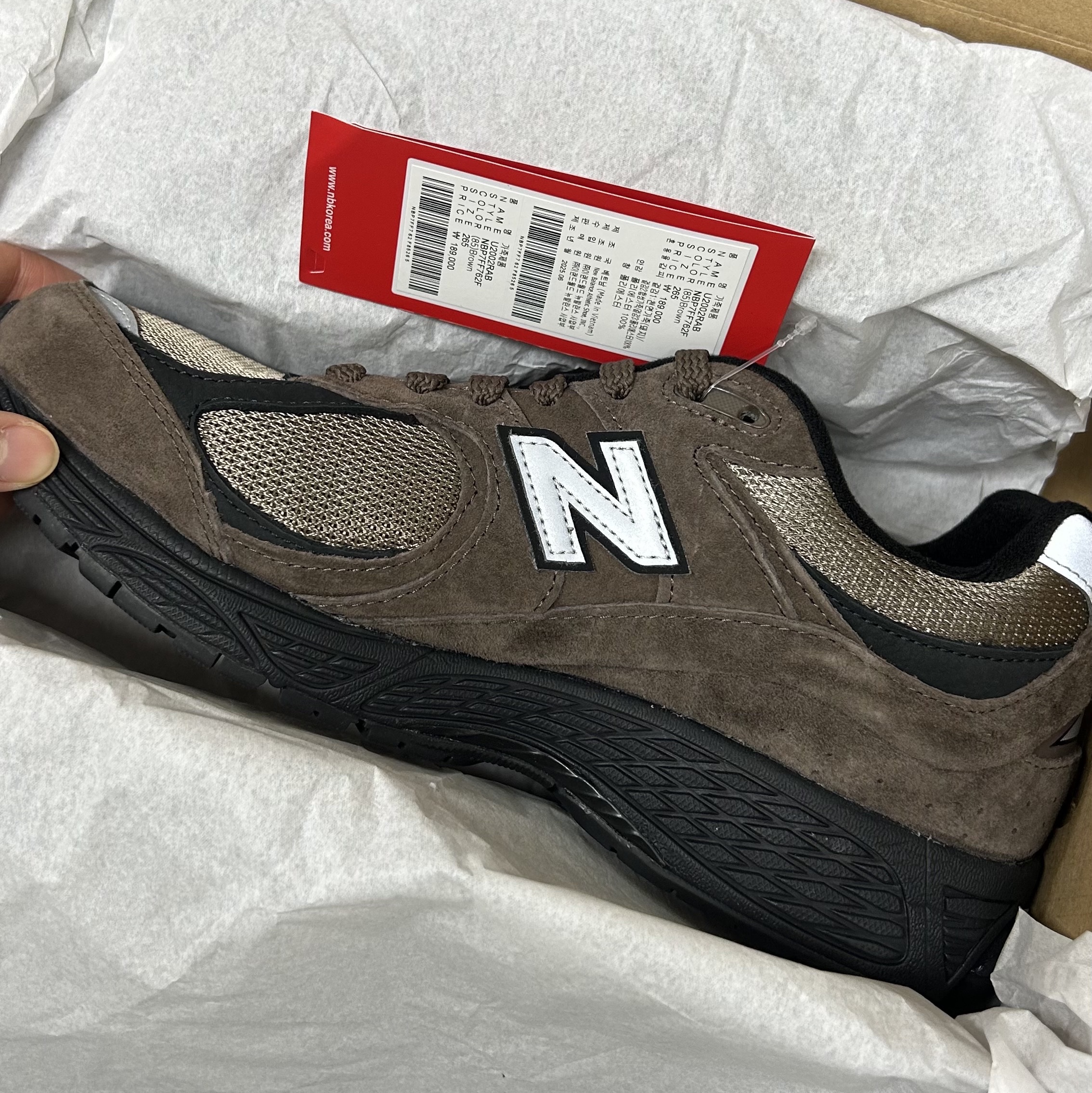 New Balance 2002R Brown Black, Jansport Superbreak Backpack White 착용 스타일 - 4