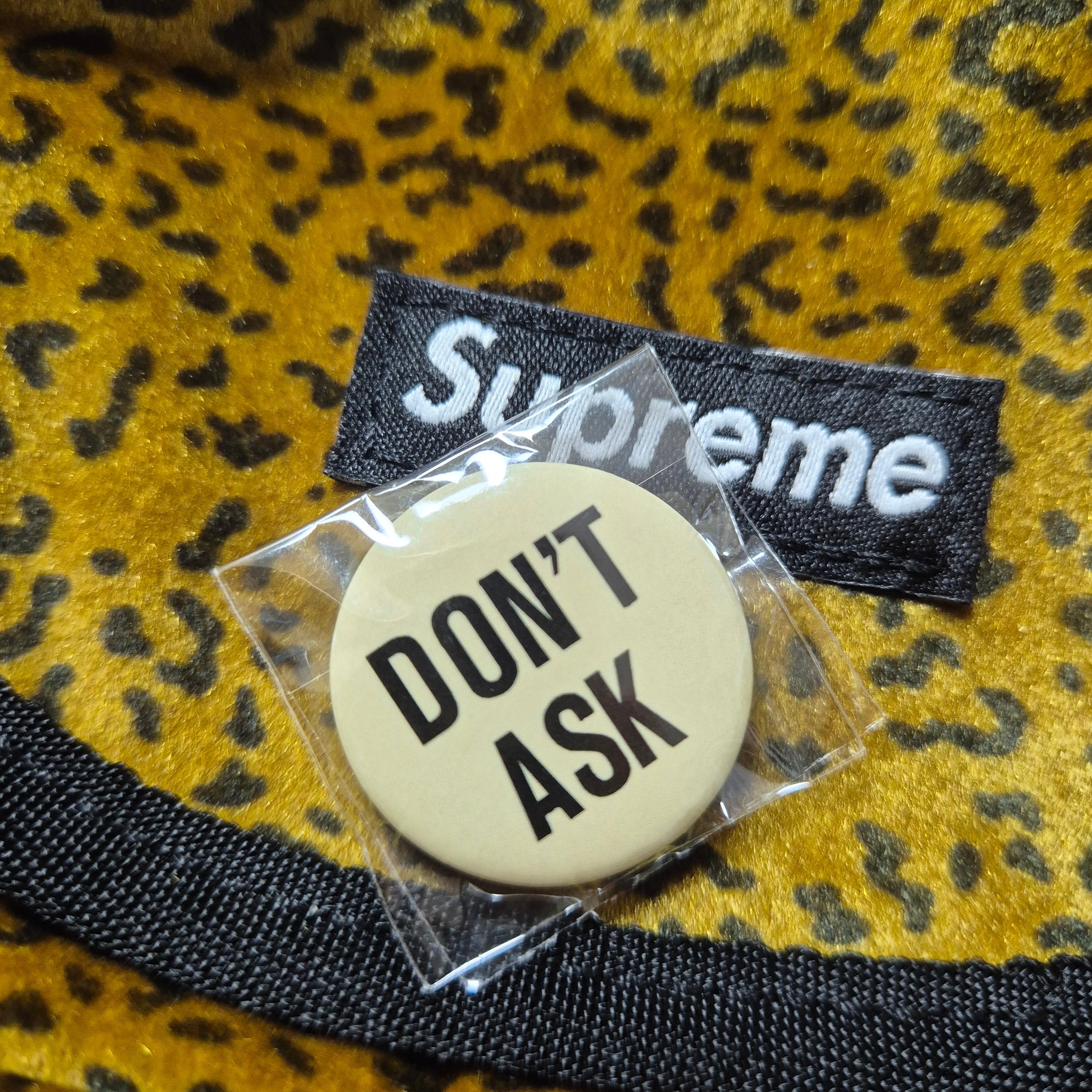 Supreme Velvet Mini Pouch Tan Leopard - 25FW 착용 스타일 - 2