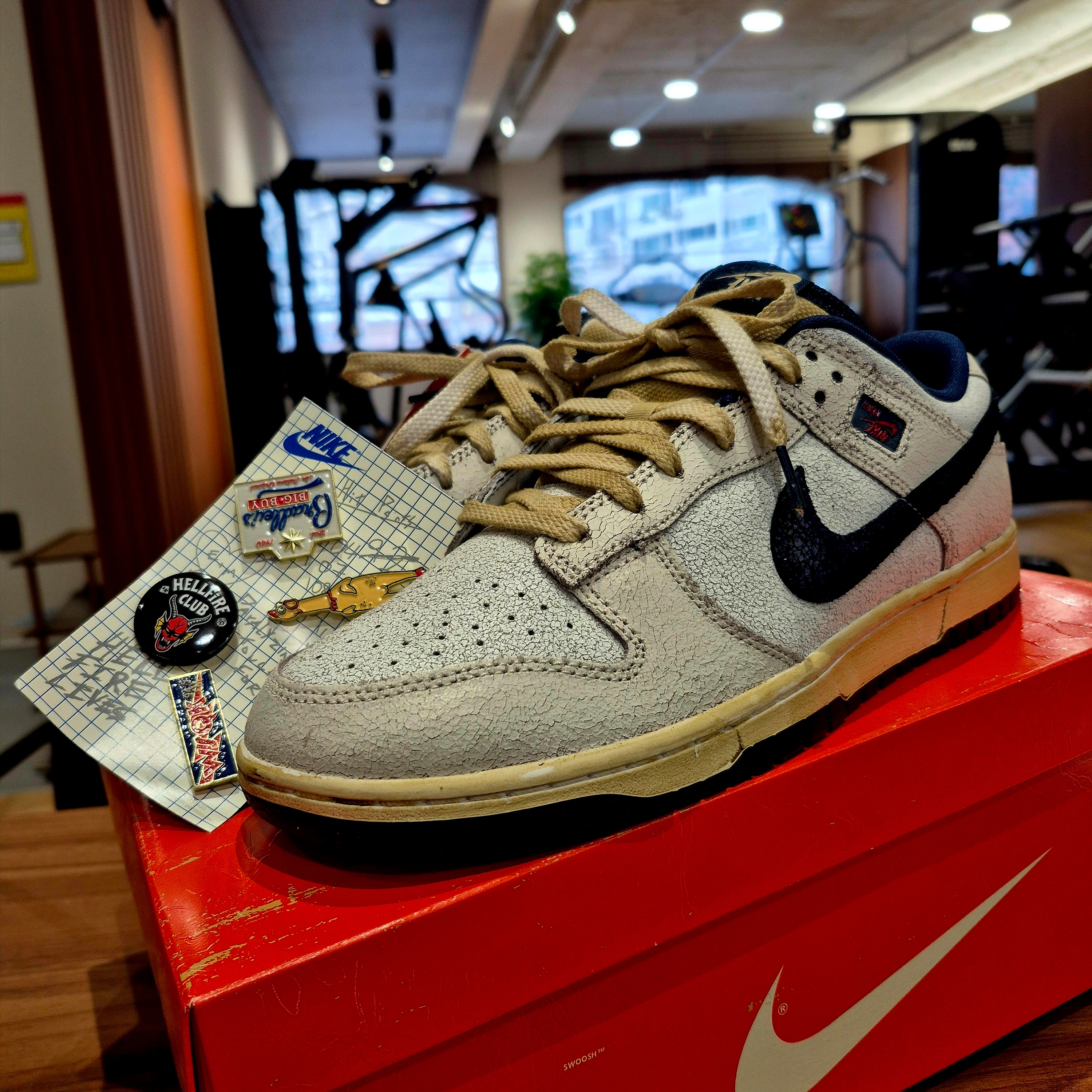 Nike x Stranger Things Dunk Low Phantom and Midnight Navy 착용 스타일