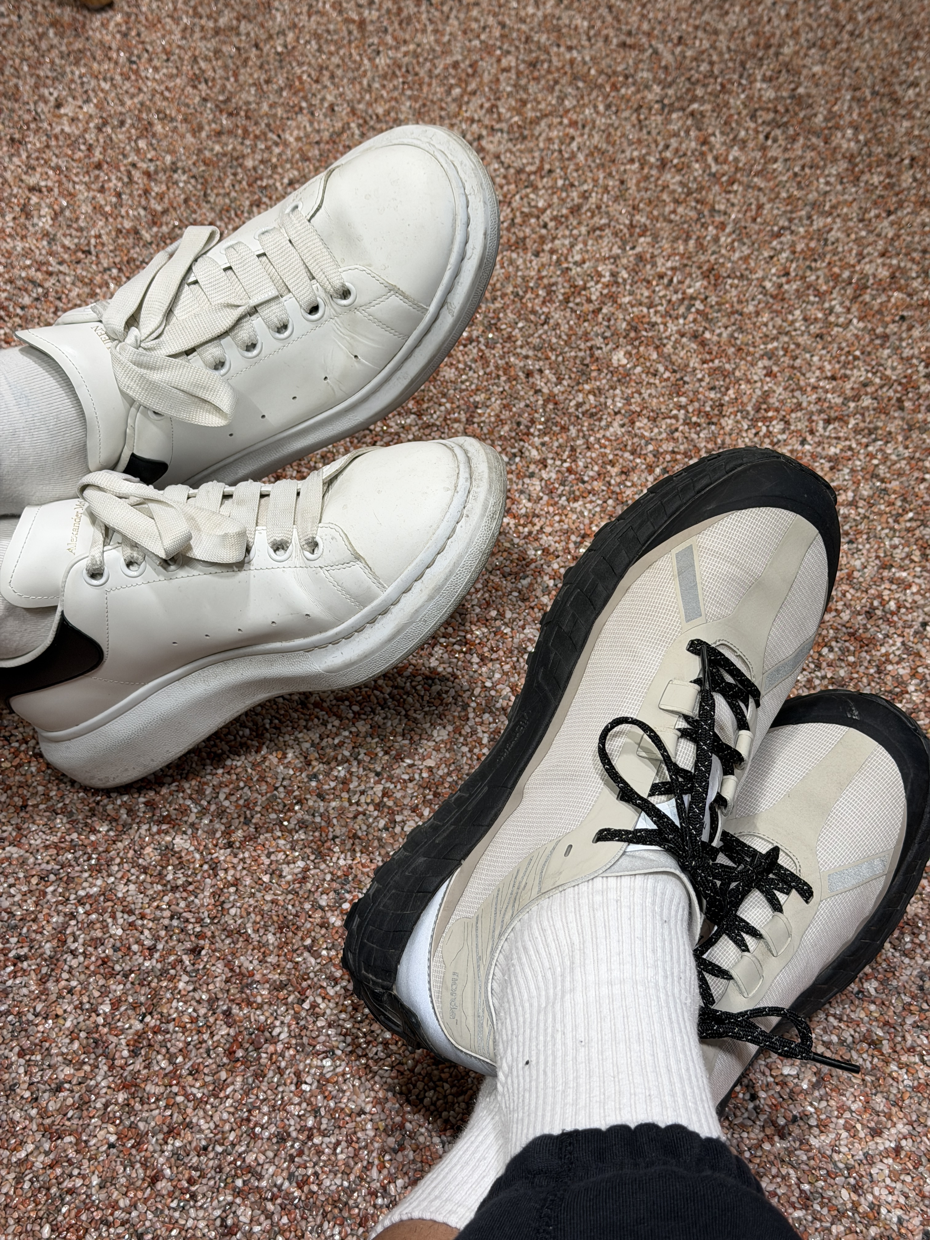 Norda 001/A Cinder, Alexander McQueen Oversized Sneakers White Black 착용 스타일 - 1