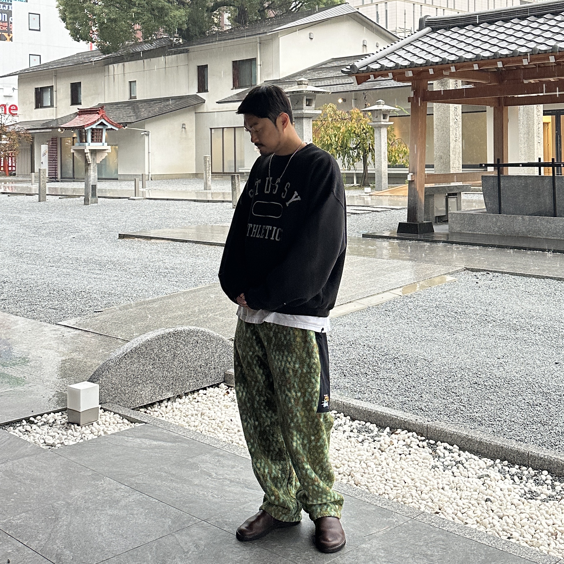 Stussy Athletics Crew Washed Black, Stussy x Mountain Hardwear Fleece Pants Groves Scale Print 착용 스타일
