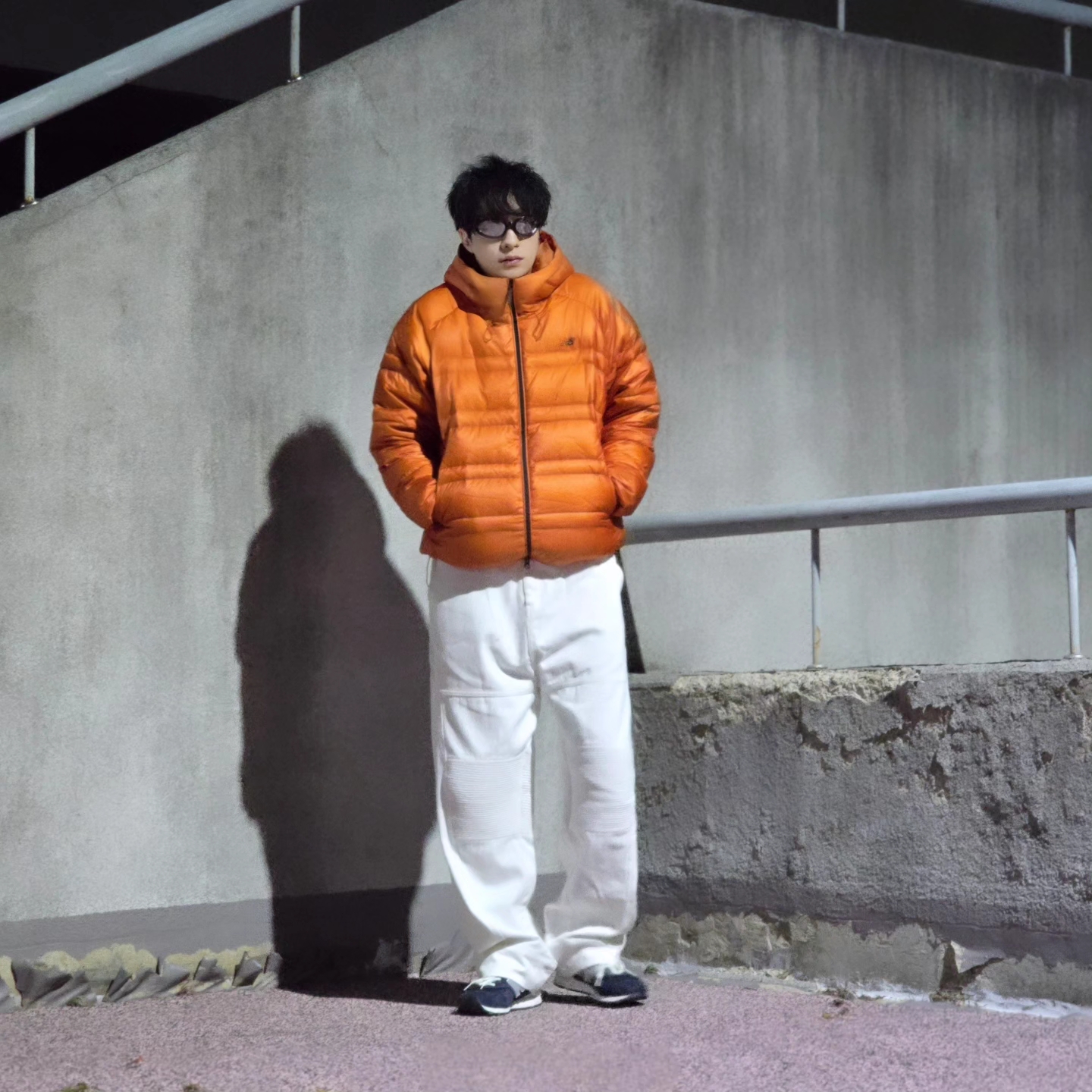 New Balance Flying 77 Superlight Hooded Goose Down Jacket Orange, New Balance x Pottery 574 Premium Hard Navy 착용 스타일 - 4