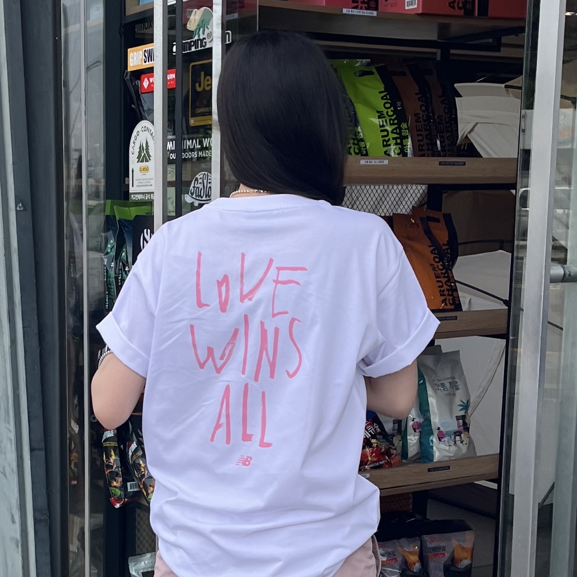 New Balance x IU Love Wins All T-Shirt White 착용 스타일