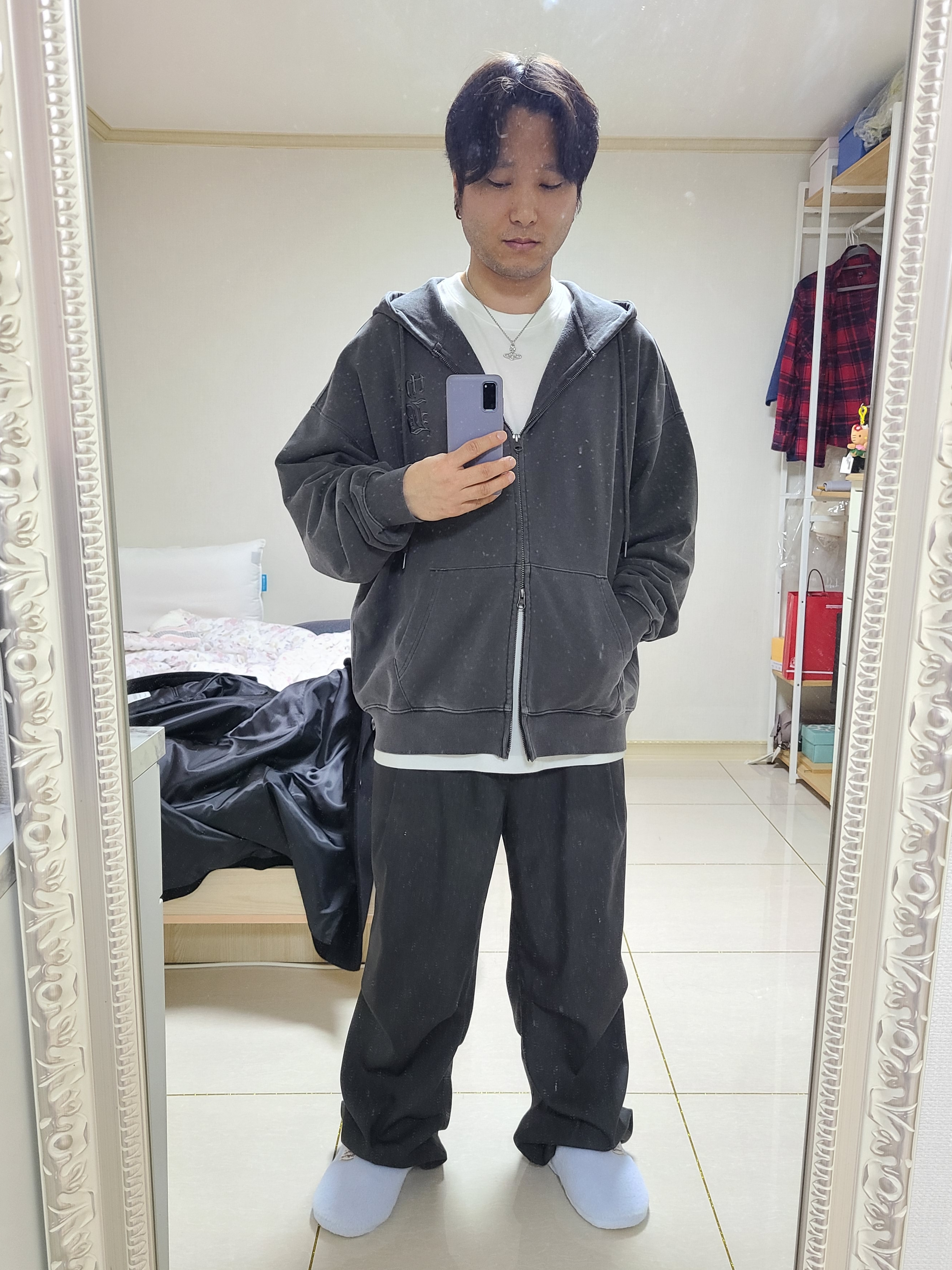 Vivienne Westwood Mayfair Bas Relief Pendant Silver 착용 스타일 - 1