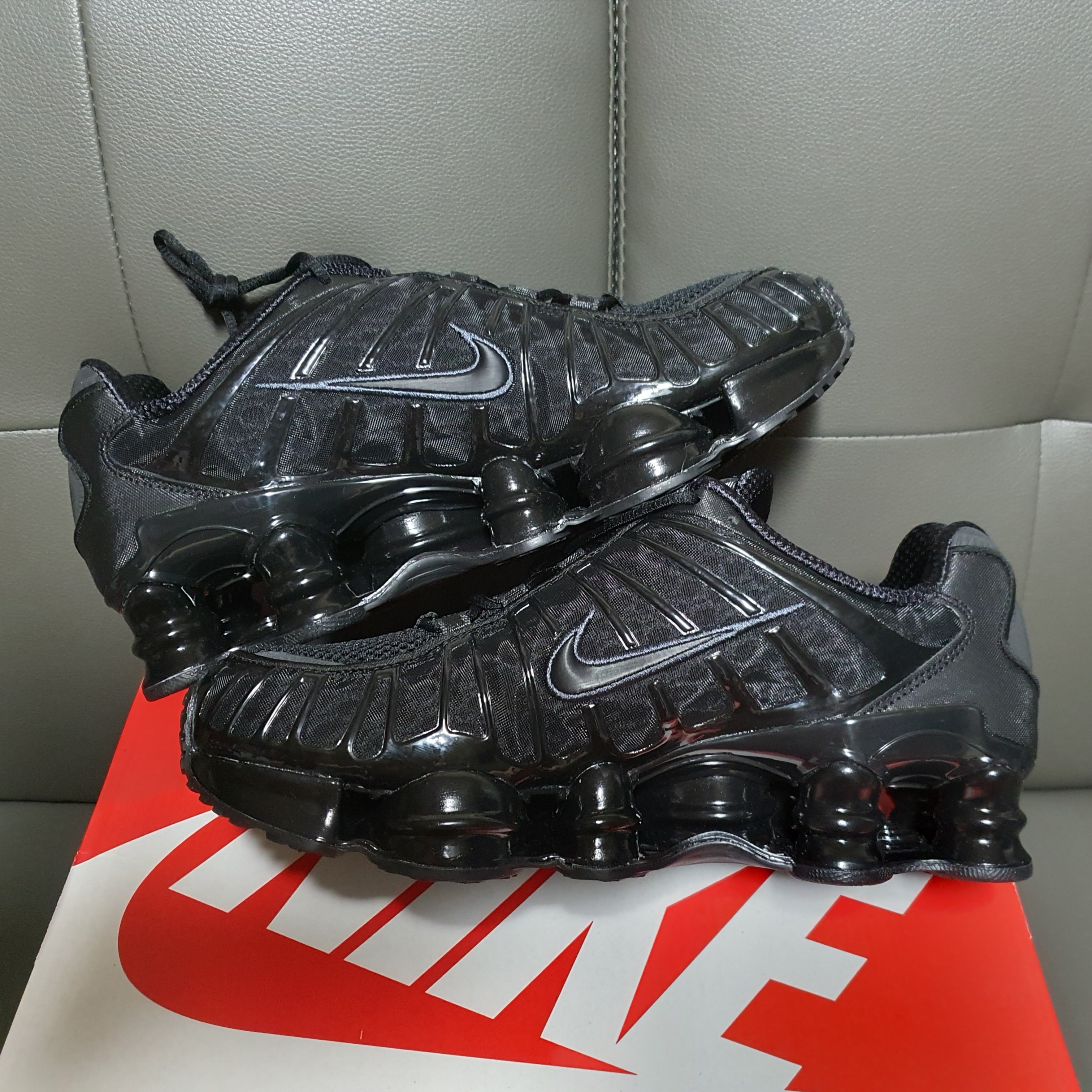 Nike Shox TL Black Metallic Hematite 착용 스타일