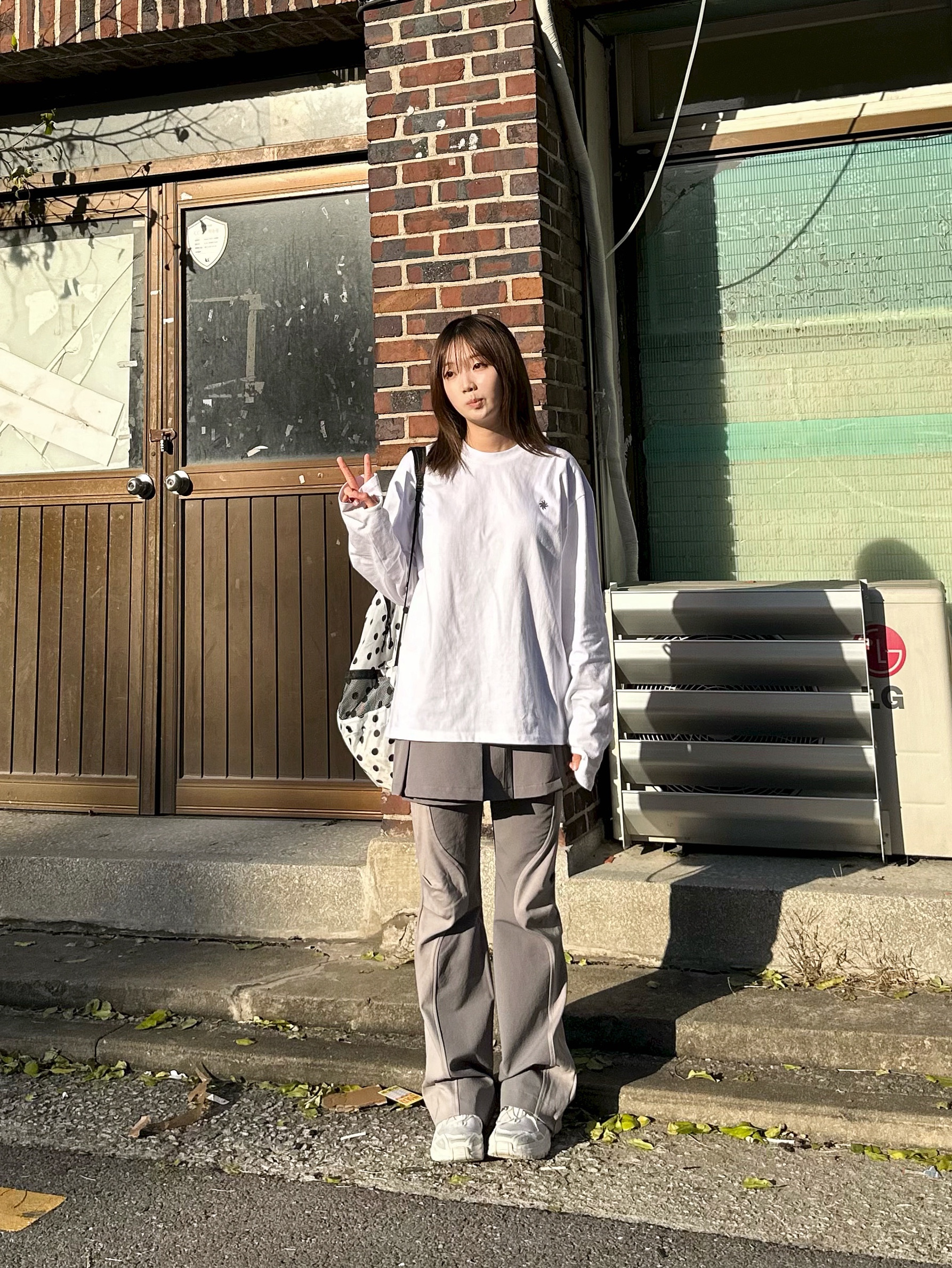 SLOW RECORD HOUSE Fingerhole Crop Long Sleeve White 착용 스타일 - 3