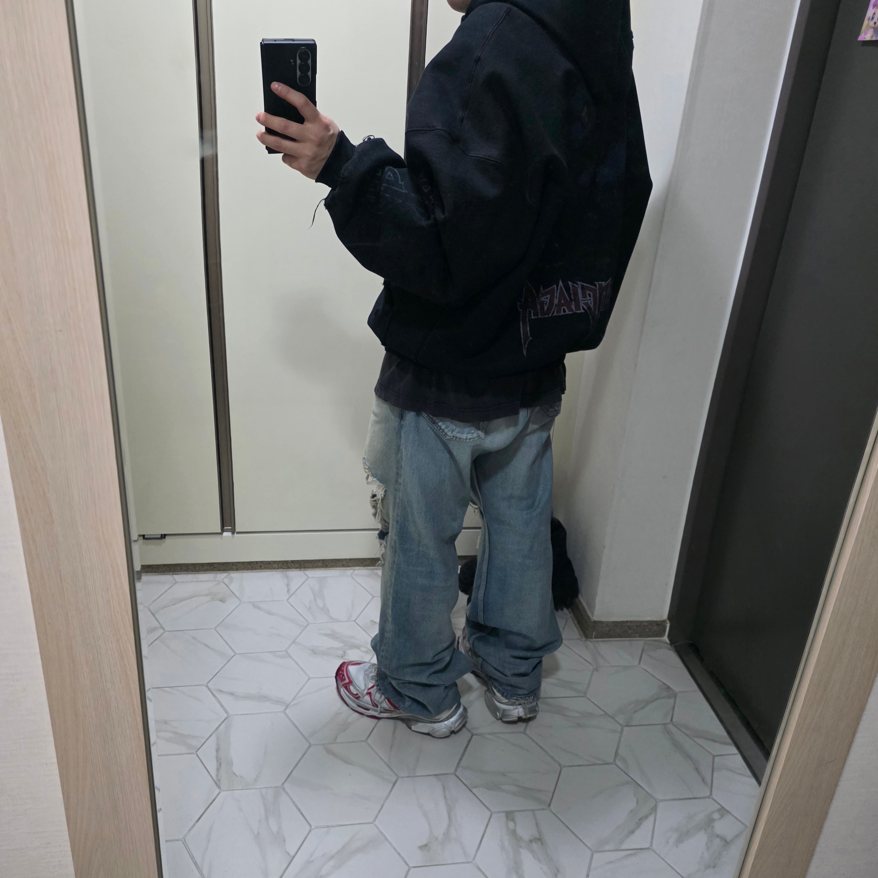 Balenciaga Runner 2.0 Sneakers Off White Red, Balenciaga Ripped Pants Medium Fit Light Blue 착용 스타일 - 3
