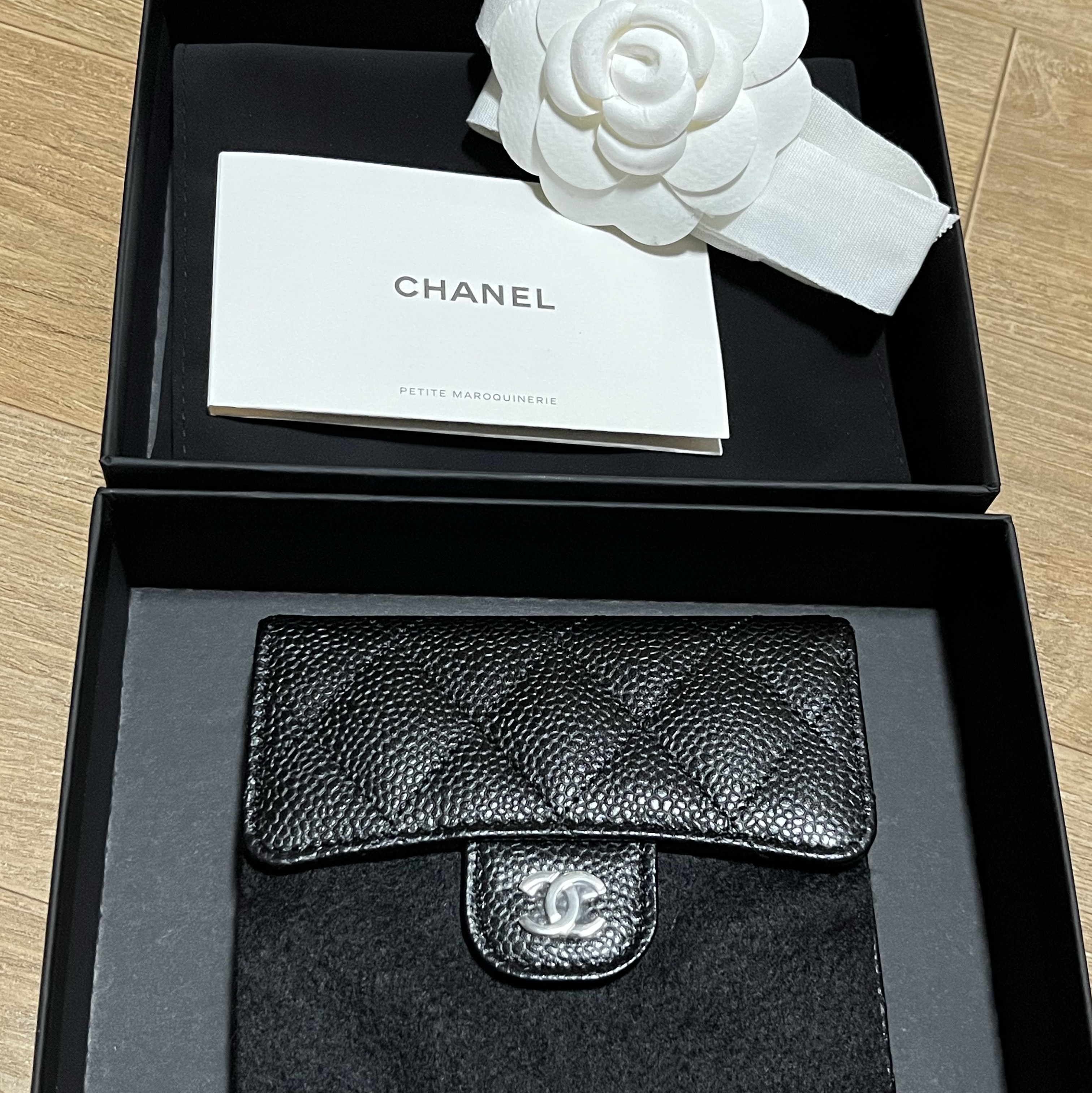 Chanel Small Classic Flap Wallet Grained Calfskin & Silver Black 착용 스타일