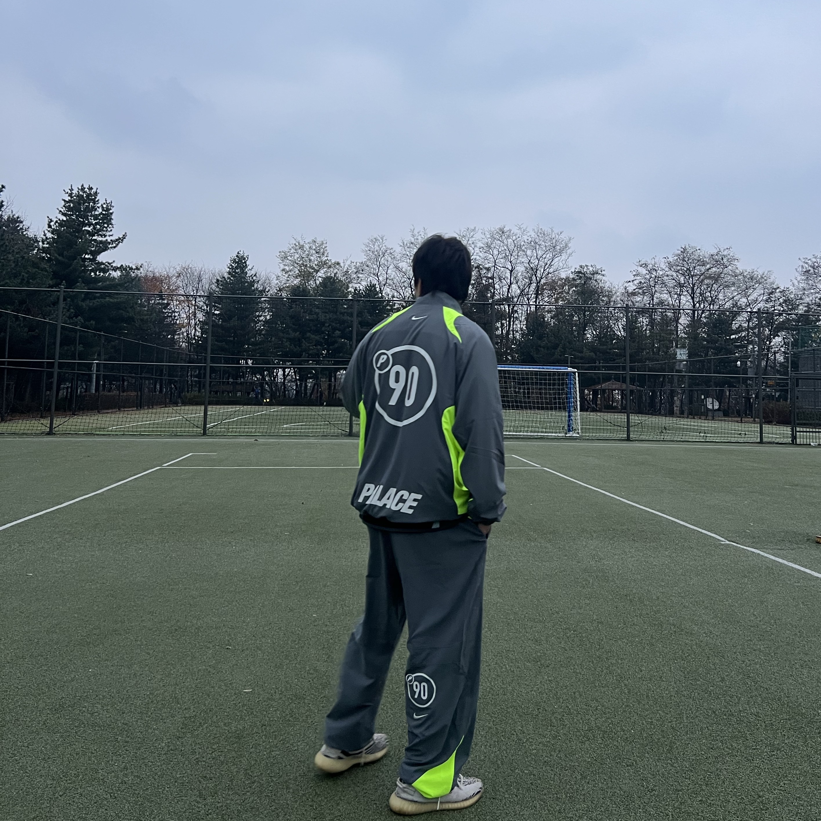 Palace x Nike Total P90 Track Jacket Grey - 25FW, Palace x Nike Total P90 Track Bottom Grey - 25FW 착용 스타일 - 2