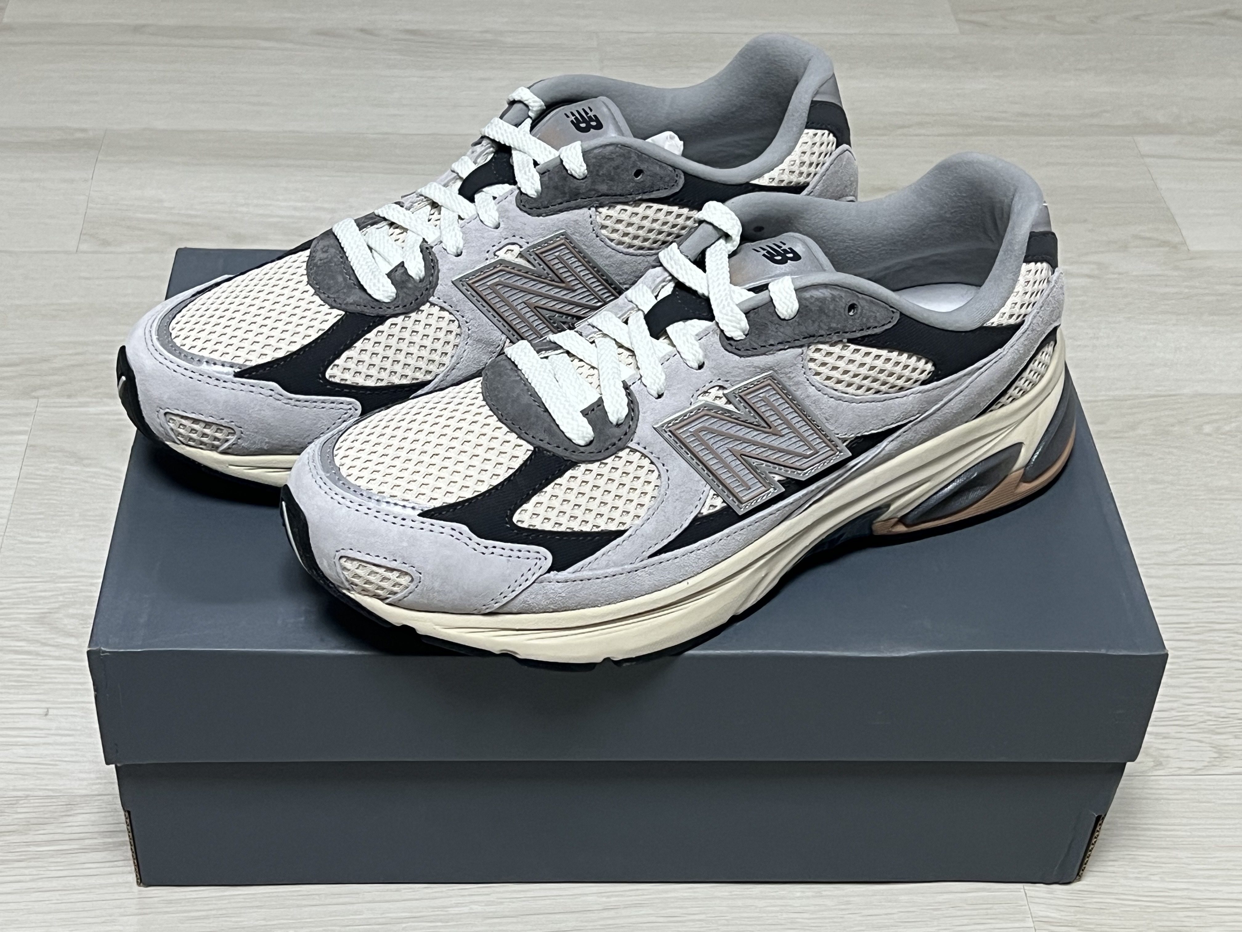 New Balance 2010 Brighton Grey Linen 착용 스타일