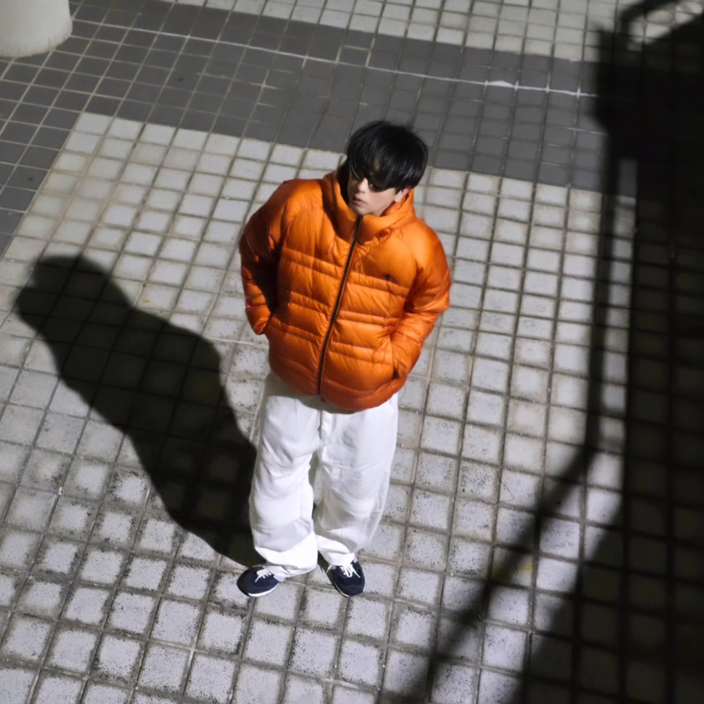 New Balance Flying 77 Superlight Hooded Goose Down Jacket Orange, New Balance x Pottery 574 Premium Hard Navy 착용 스타일 - 1