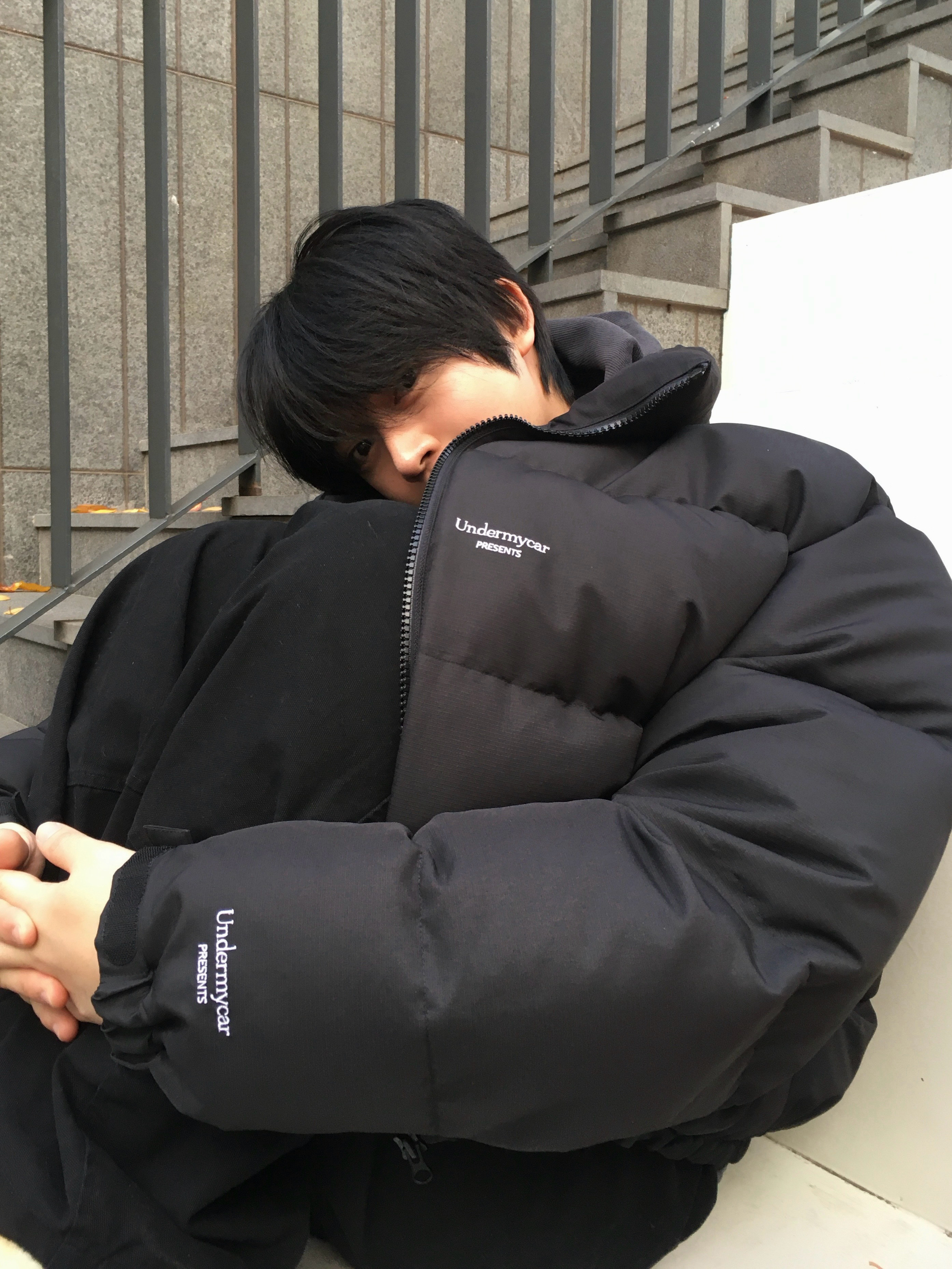Undermycar Mu.15 Anti Fxxking Logo Play Triple Logo Crop Padding Jacket Black 착용 스타일 - 1