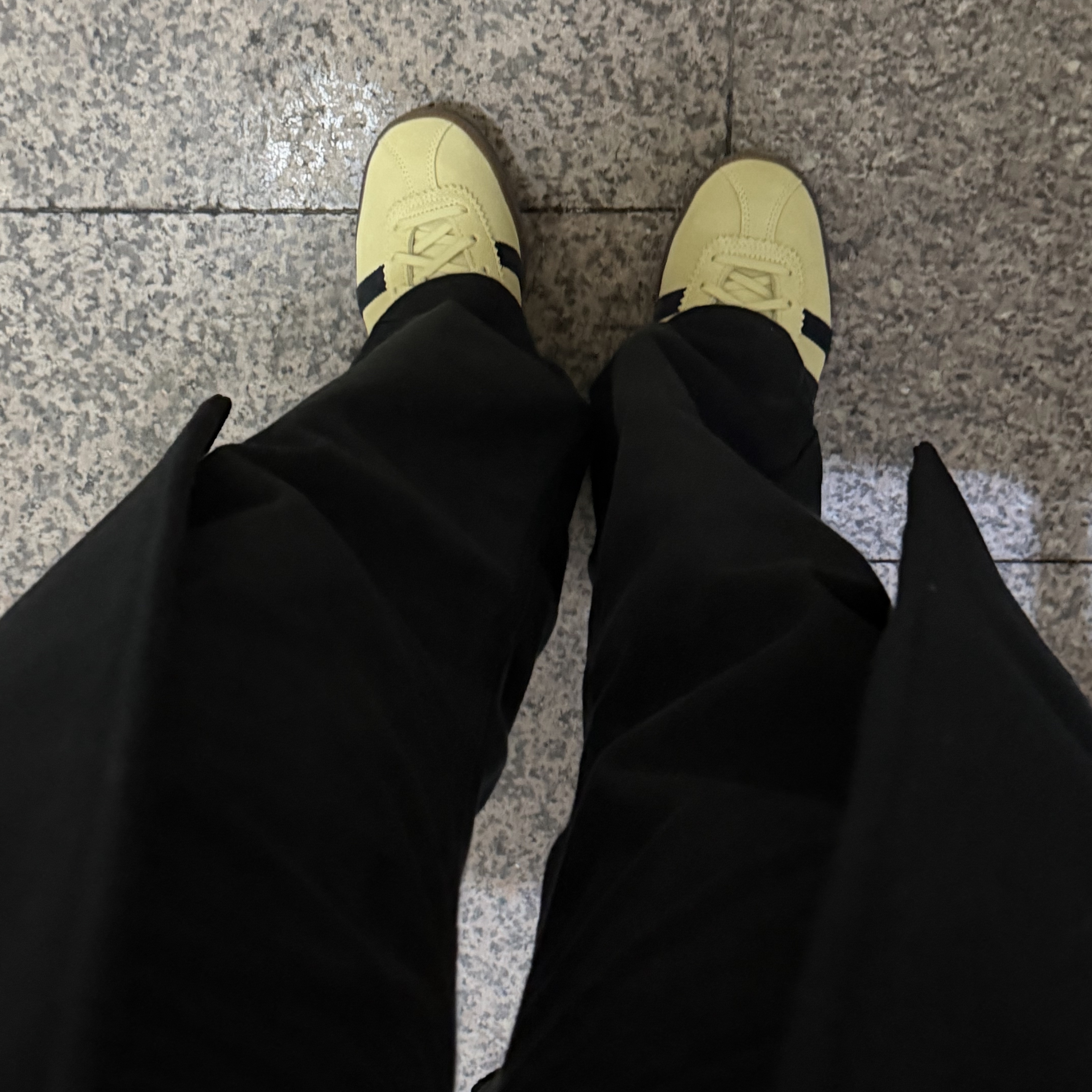 (W) Adidas Bermuda Powder Yellow Core Black 착용 스타일 - 2