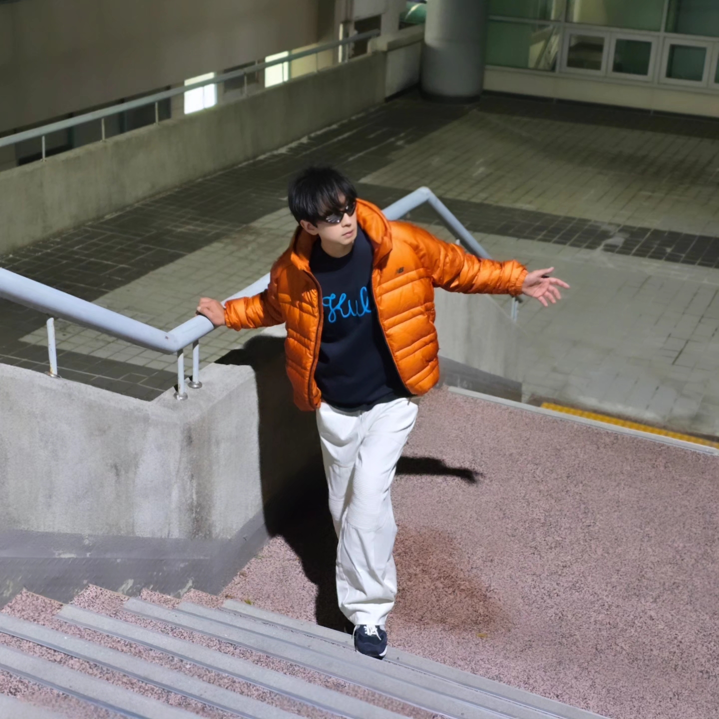 New Balance Flying 77 Superlight Hooded Goose Down Jacket Orange, New Balance x Pottery 574 Premium Hard Navy 착용 스타일 - 2
