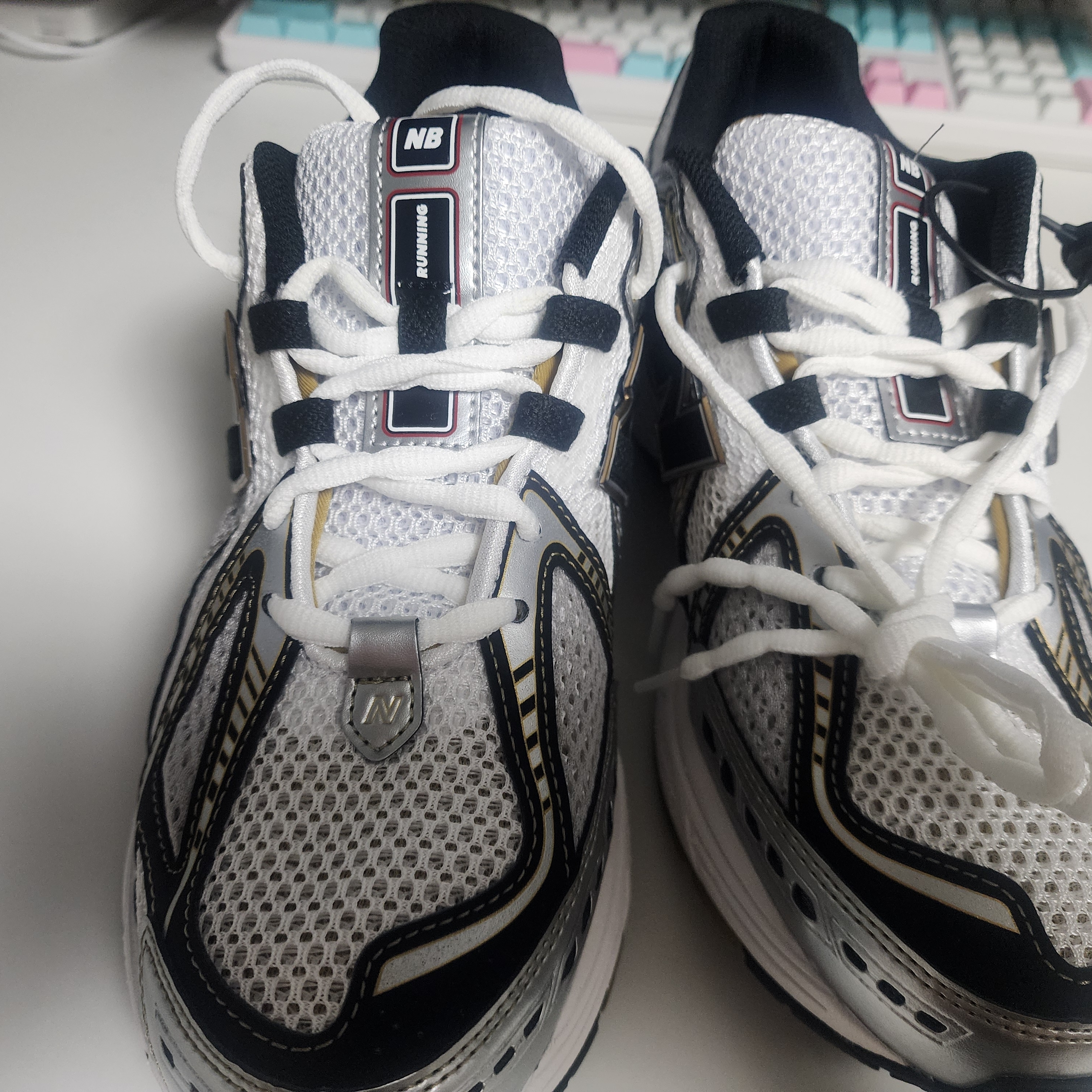 New Balance 1906R White Gold 착용 스타일 - 2