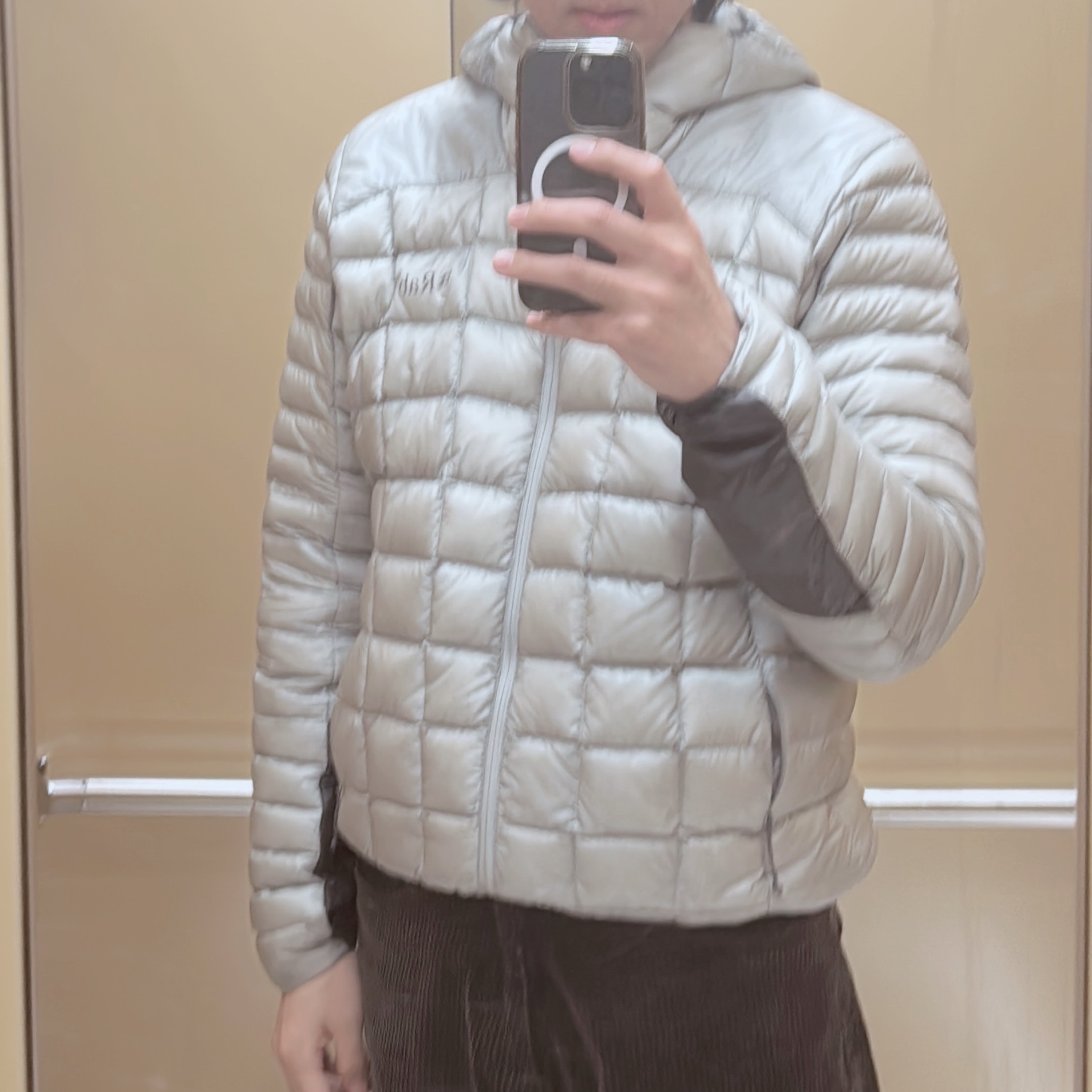 Rab Mythic Alpine Light Jacket Light Zinc 착용 스타일