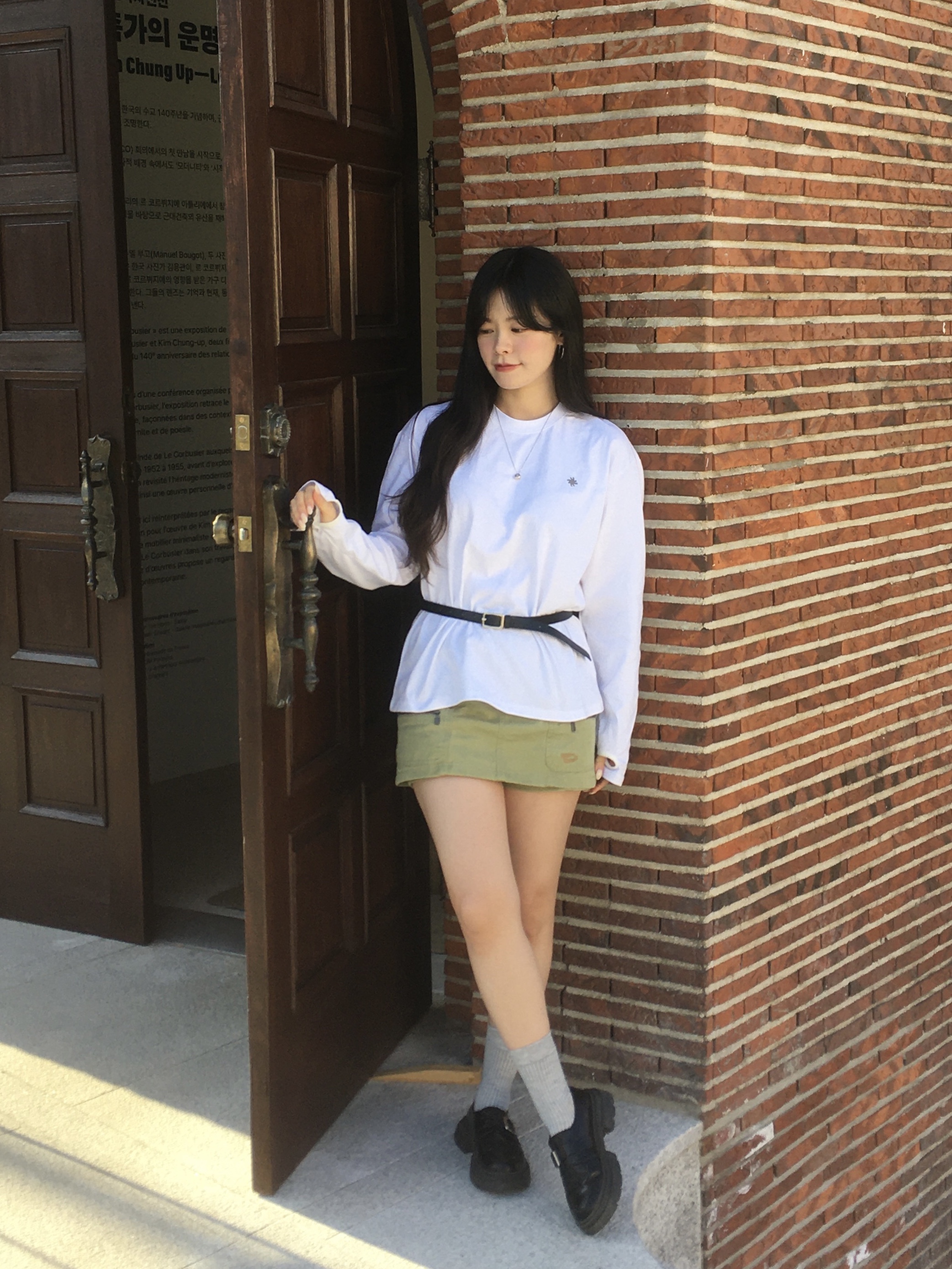 SLOW RECORD HOUSE Fingerhole Crop Long Sleeve White 착용 스타일 - 3