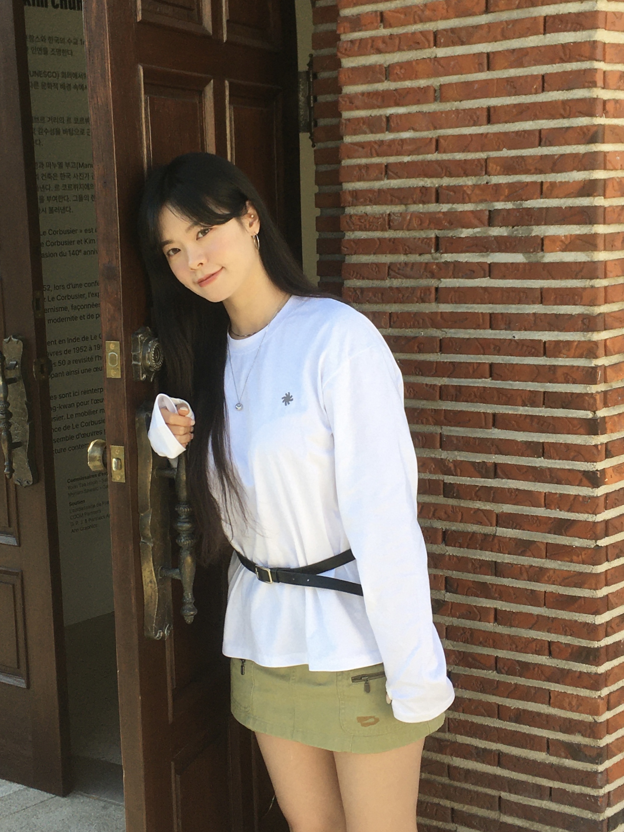 SLOW RECORD HOUSE Fingerhole Crop Long Sleeve White 착용 스타일 - 2