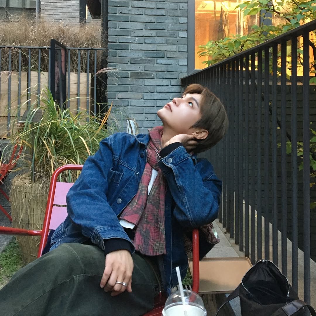 Mea Shirt Graphic Scarf Red 착용 스타일