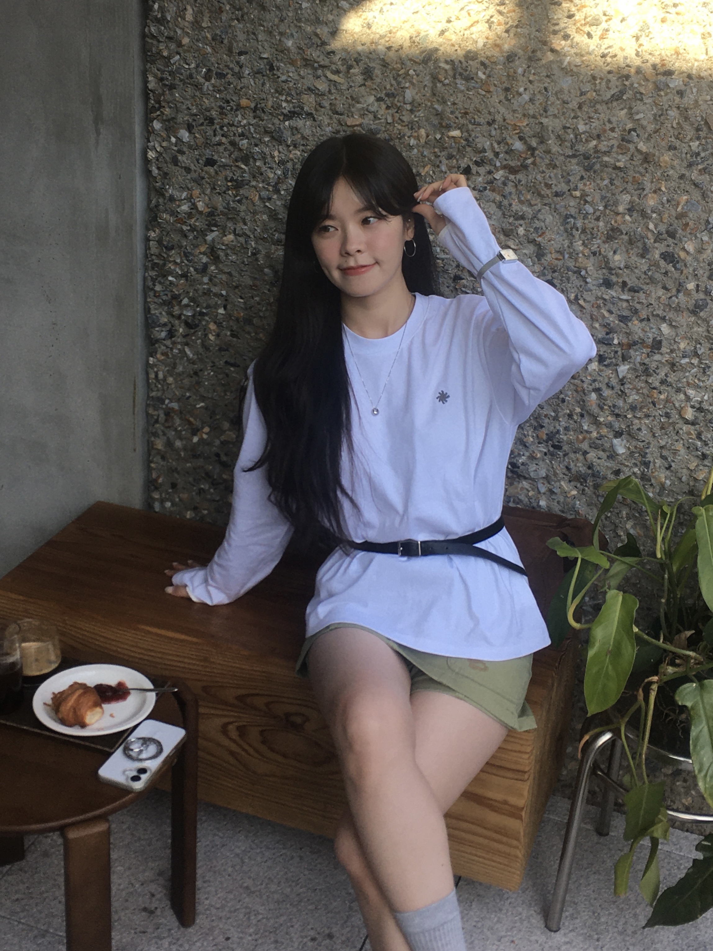SLOW RECORD HOUSE Fingerhole Crop Long Sleeve White 착용 스타일 - 1