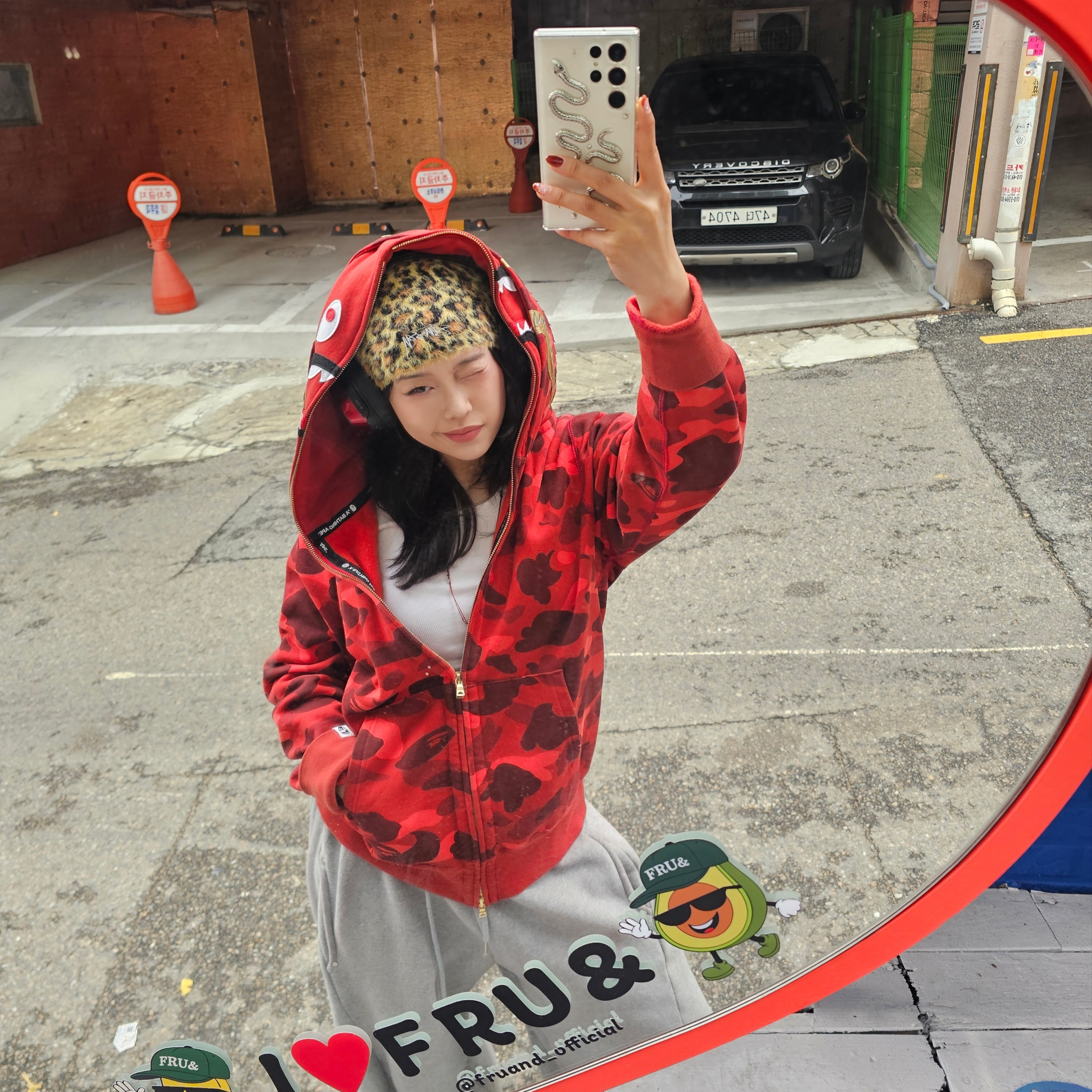 Stussy Skullcap Leopard Brown, BAPE Color Camo Double Shark Full Zip Hoodie Bright Red 착용 스타일 - 1