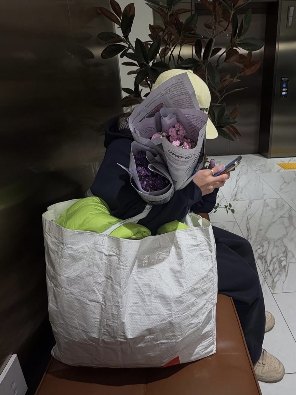 YESEYESEE Y.E.S Snail Logo Zip-up Hoodie Navy 착용 스타일