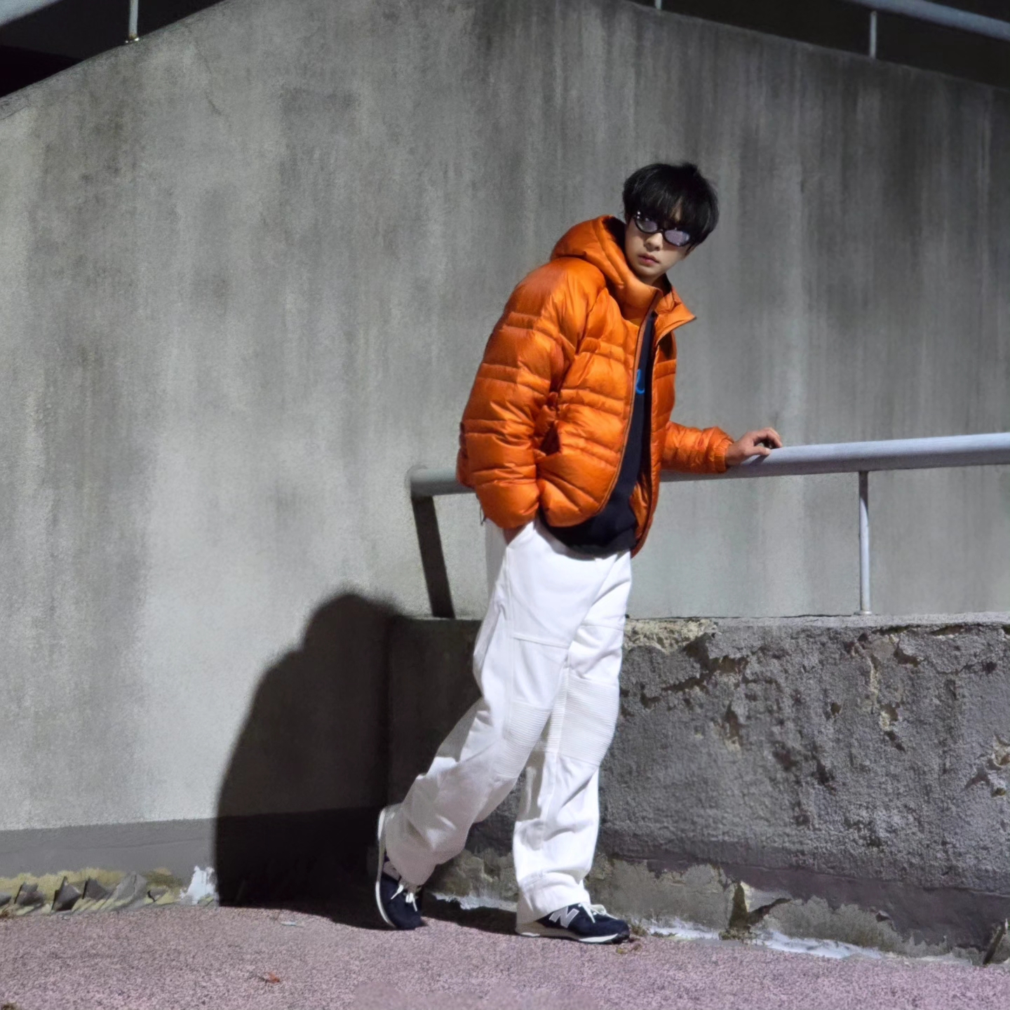 New Balance Flying 77 Superlight Hooded Goose Down Jacket Orange, New Balance x Pottery 574 Premium Hard Navy 착용 스타일 - 3