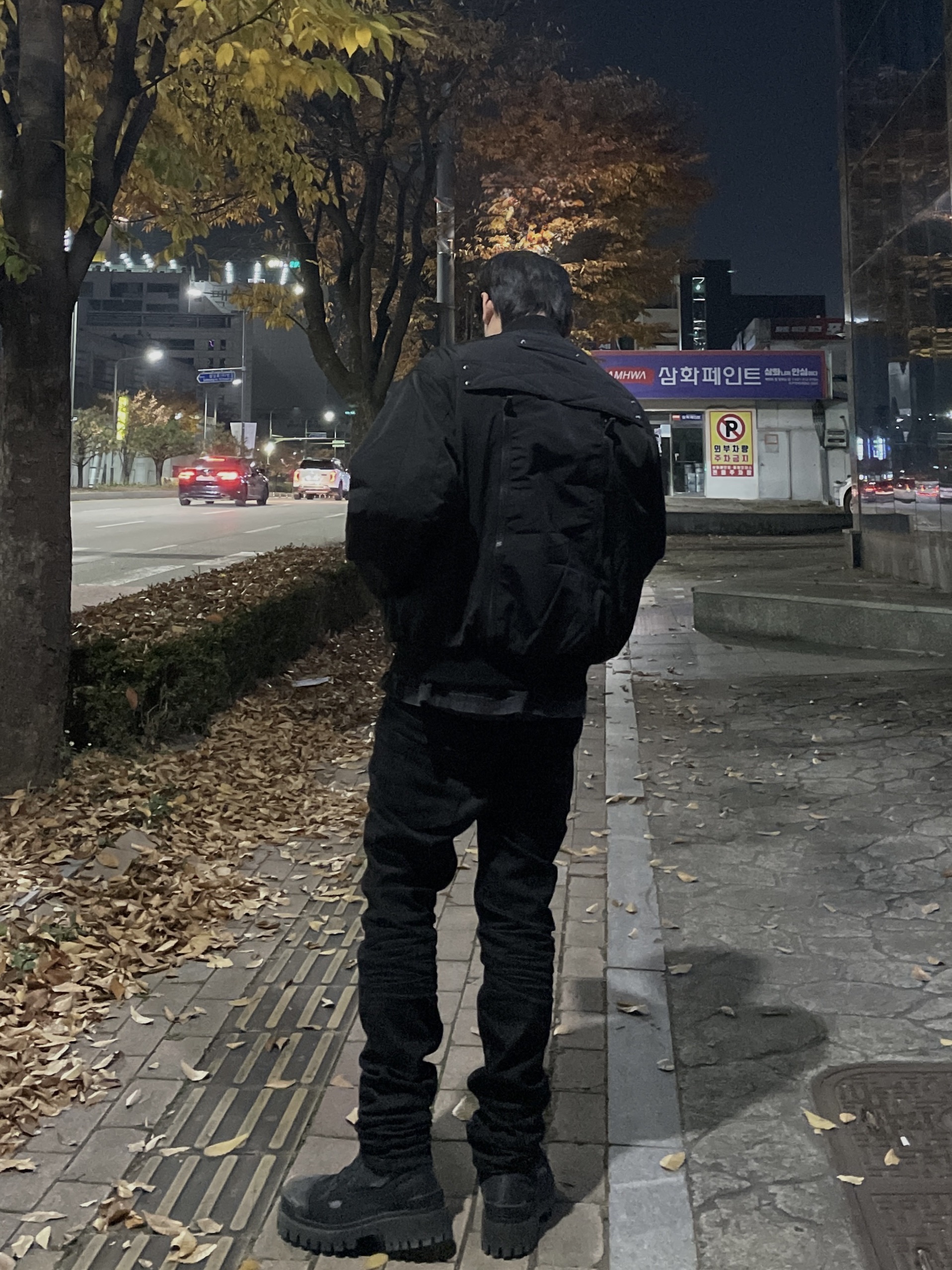 Undermycar Black Bold Chain Slim Straight Wax Coated Jeans Black 착용 스타일 - 3