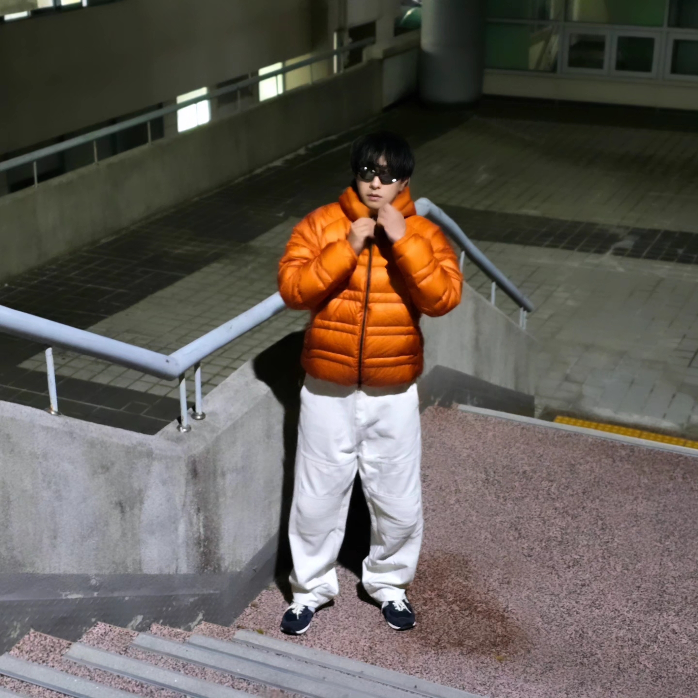 New Balance Flying 77 Superlight Hooded Goose Down Jacket Orange, New Balance x Pottery 574 Premium Hard Navy 착용 스타일 - 3