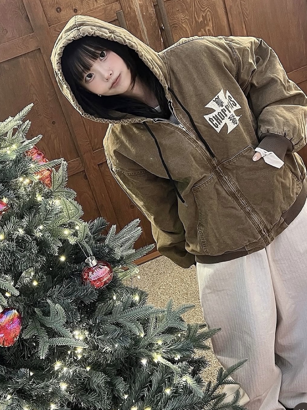 (W) UGG Classic Ultra Mini Platform Boots Chestnut, BAPE Baby Milo Mini Fur Backpack Beige 착용 스타일 - 1